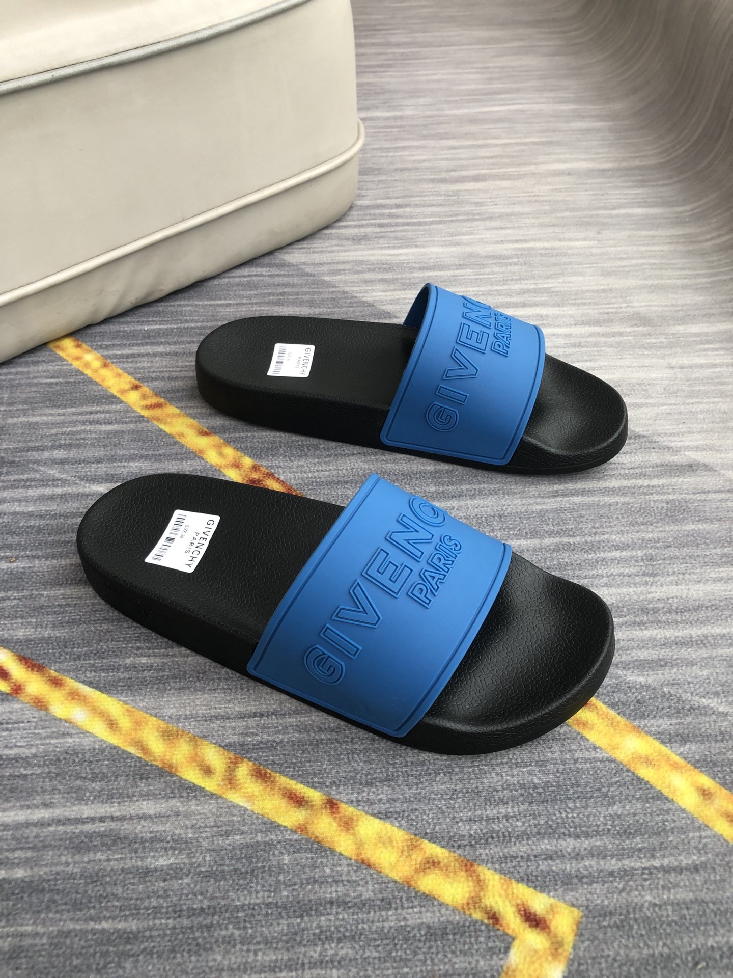 H0  情侣💑男女同款精致品质   纪梵希 Givenchy 男士休闲拖鞋 🎈鞋面进口胶片 品牌字母浮雕设计，时尚帅气，尊贵奢华，旅游居家不二之选🚗 👍情侣码35-45