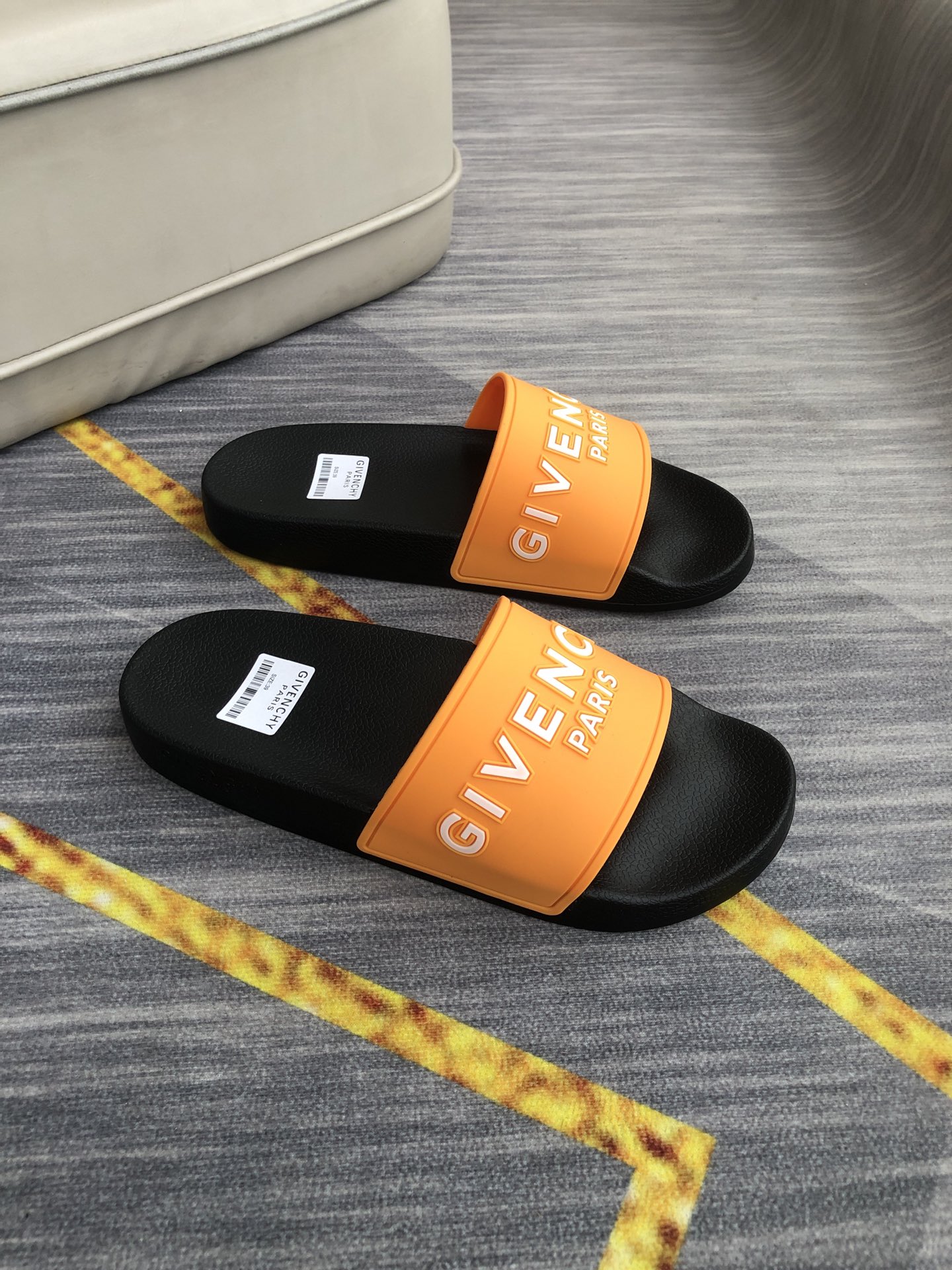 H0  情侣💑男女同款精致品质   纪梵希 Givenchy 男士休闲拖鞋 🎈鞋面进口胶片 品牌字母浮雕设计，时尚帅气，尊贵奢华，旅游居家不二之选🚗 👍情侣码35-45