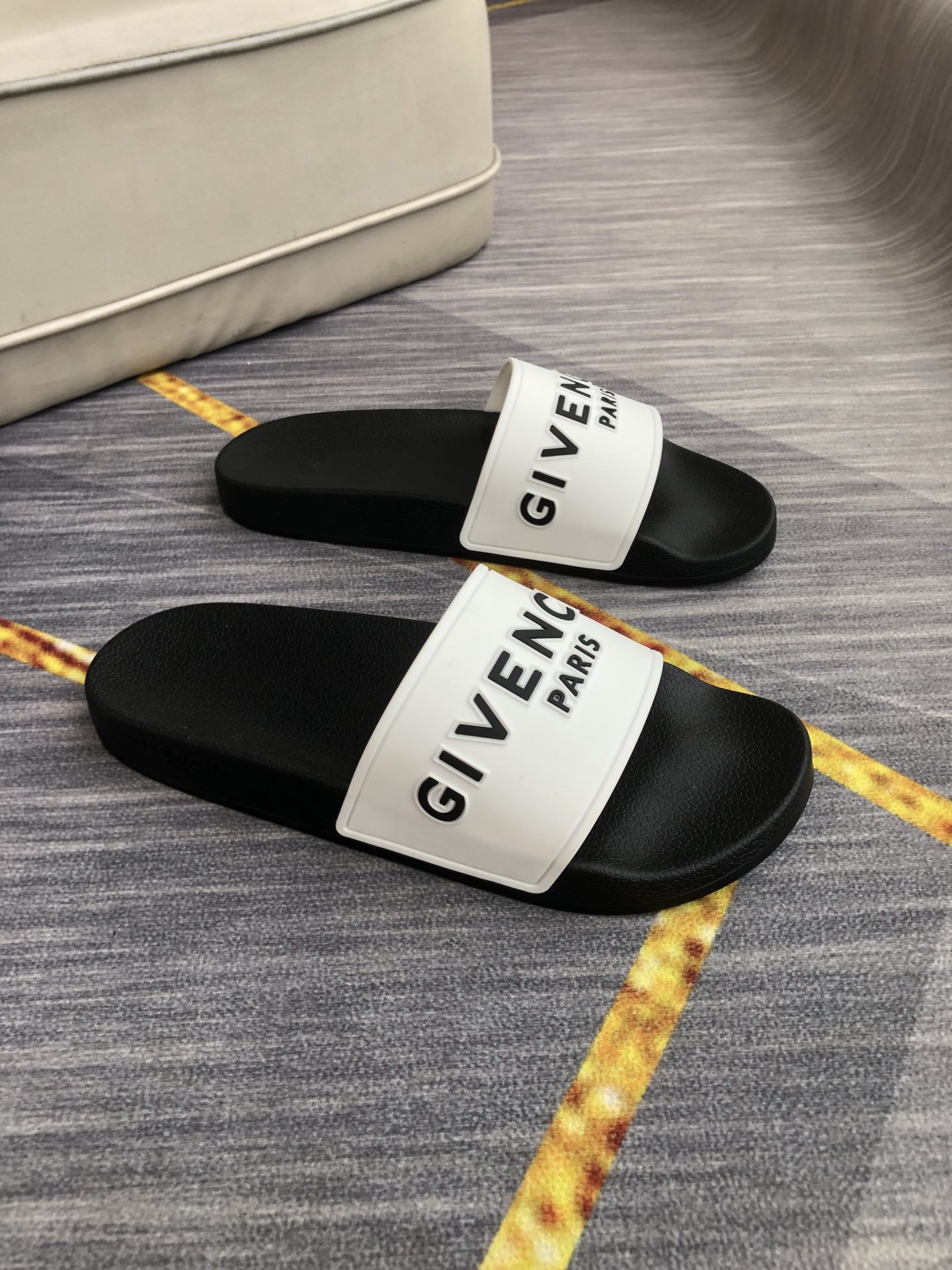 H0  情侣💑男女同款精致品质   纪梵希 Givenchy 男士休闲拖鞋 🎈鞋面进口胶片 品牌字母浮雕设计，时尚帅气，尊贵奢华，旅游居家不二之选🚗 👍情侣码35-45