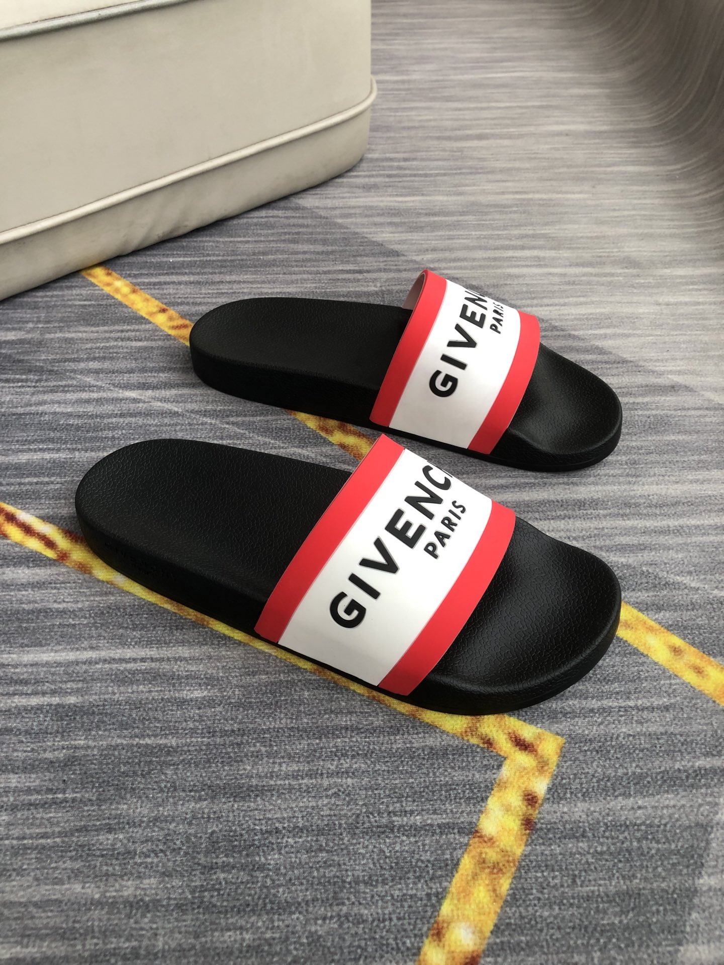 H0  情侣💑男女同款精致品质   纪梵希 Givenchy 男士休闲拖鞋 🎈鞋面进口胶片 品牌字母浮雕设计，时尚帅气，尊贵奢华，旅游居家不二之选🚗 👍情侣码35-45