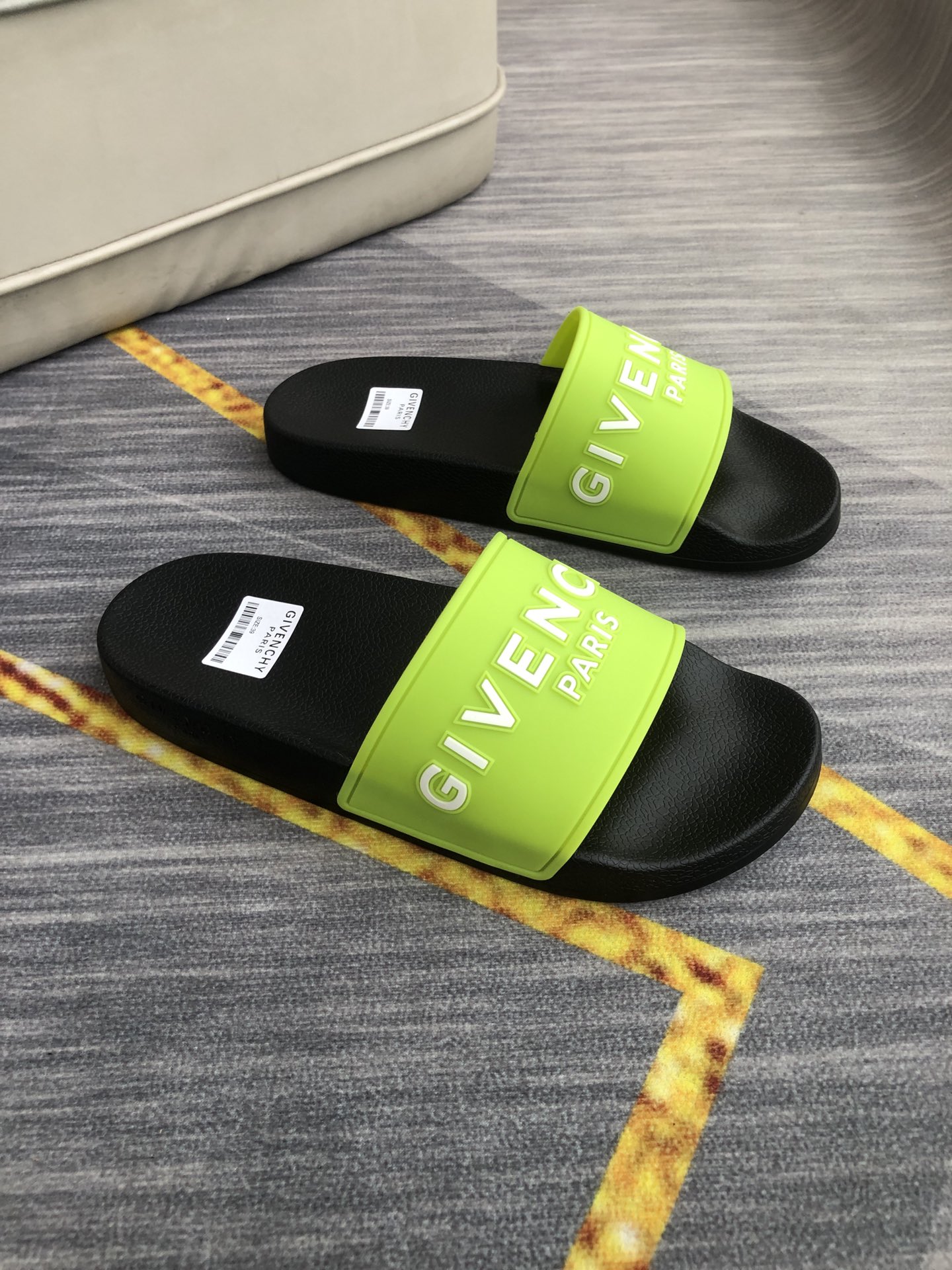H0  情侣💑男女同款精致品质   纪梵希 Givenchy 男士休闲拖鞋 🎈鞋面进口胶片 品牌字母浮雕设计，时尚帅气，尊贵奢华，旅游居家不二之选🚗 👍情侣码35-45