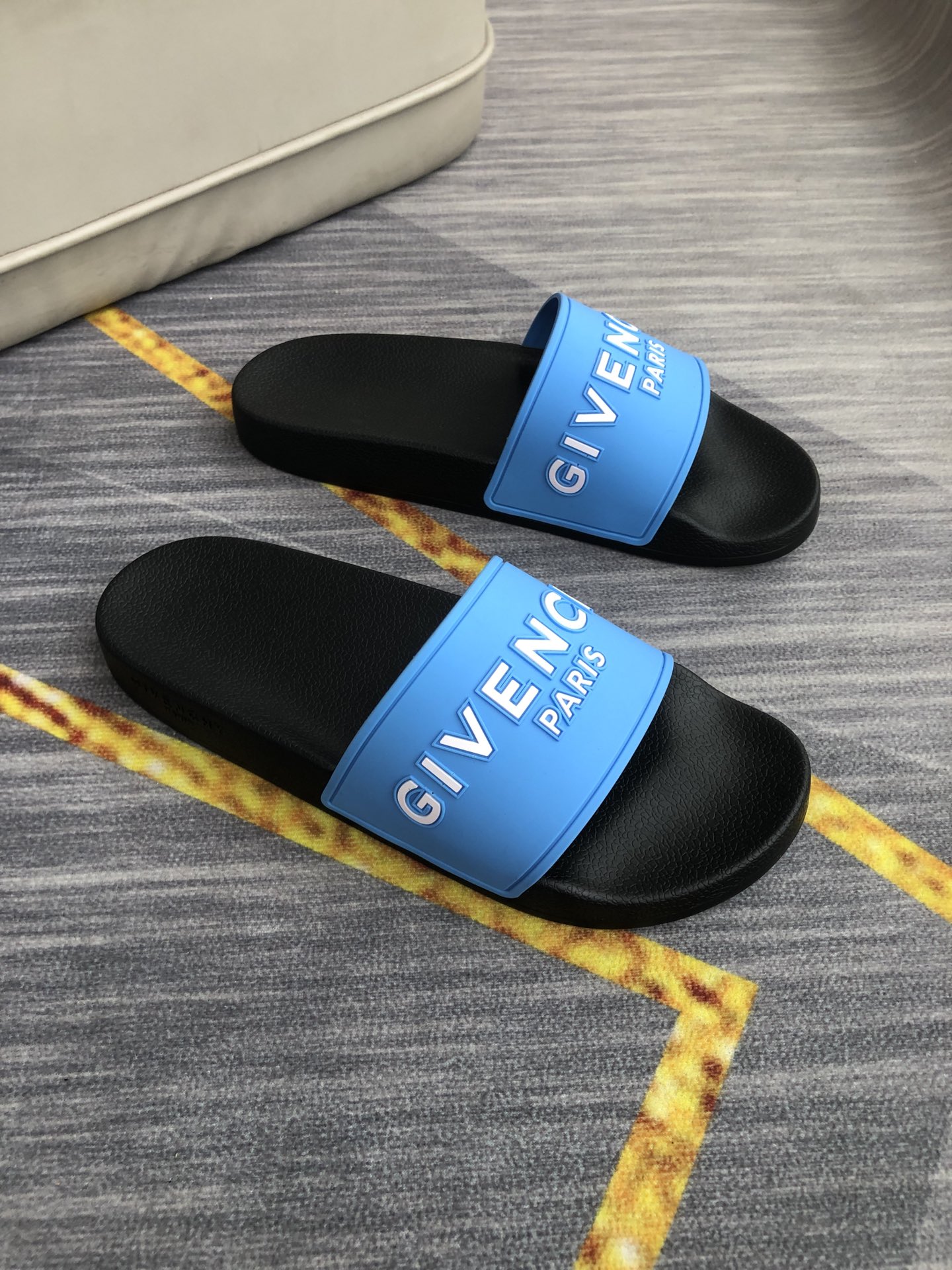 H0  情侣💑男女同款精致品质   纪梵希 Givenchy 男士休闲拖鞋 🎈鞋面进口胶片 品牌字母浮雕设计，时尚帅气，尊贵奢华，旅游居家不二之选🚗 👍情侣码35-45