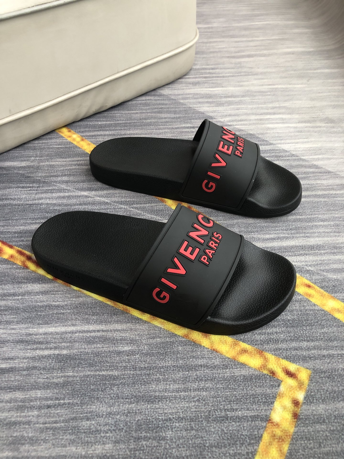 H0  情侣💑男女同款精致品质   纪梵希 Givenchy 男士休闲拖鞋 🎈鞋面进口胶片 品牌字母浮雕设计，时尚帅气，尊贵奢华，旅游居家不二之选🚗 👍情侣码35-45