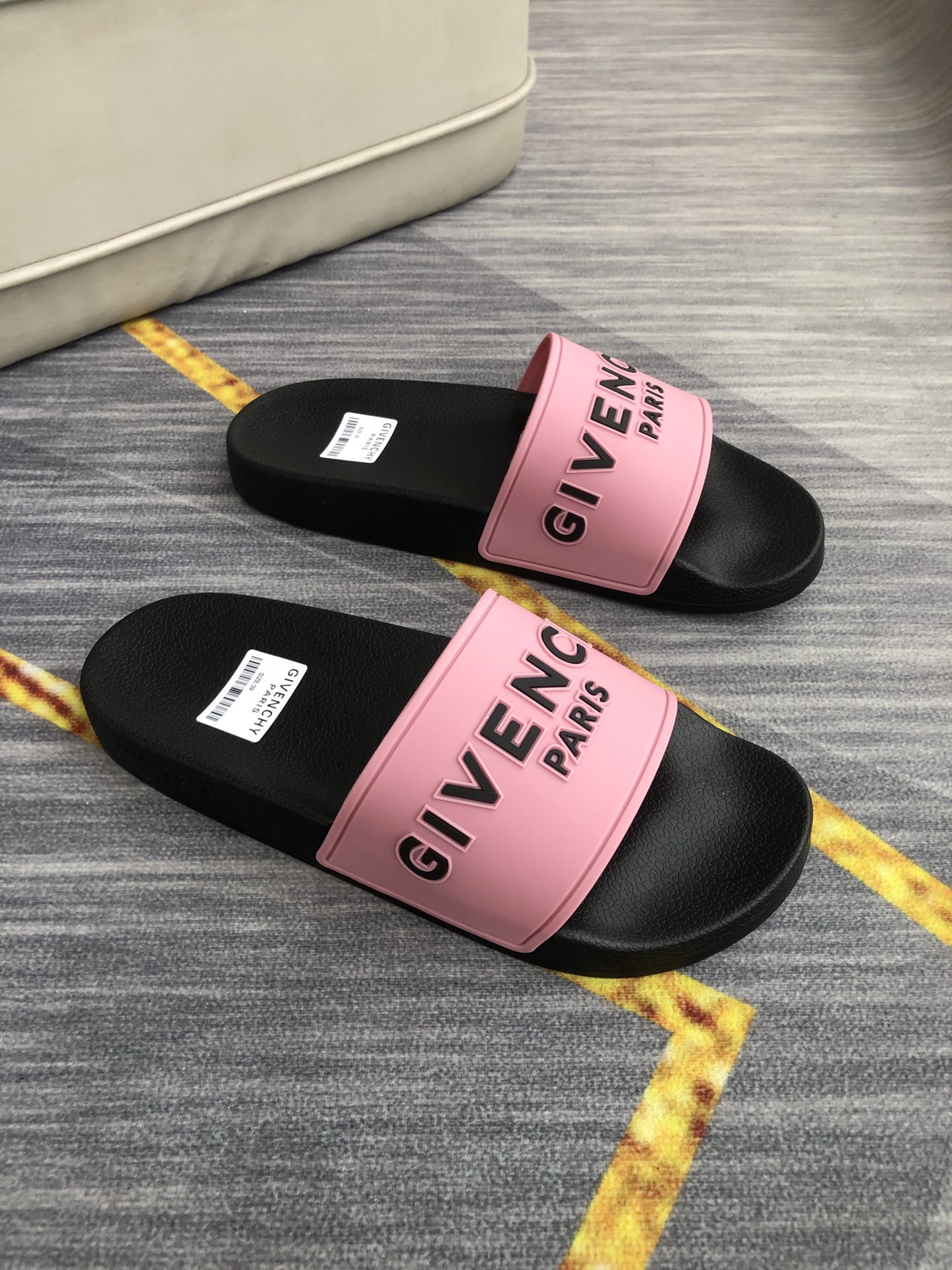 H0  情侣💑男女同款精致品质   纪梵希 Givenchy 男士休闲拖鞋 🎈鞋面进口胶片 品牌字母浮雕设计，时尚帅气，尊贵奢华，旅游居家不二之选🚗 👍情侣码35-45