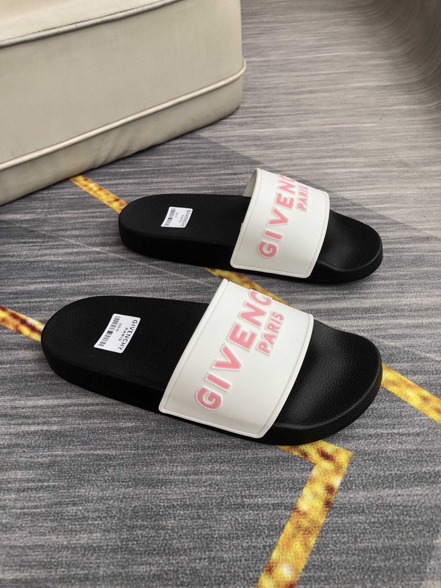 H0  情侣💑男女同款精致品质   纪梵希 Givenchy 男士休闲拖鞋 🎈鞋面进口胶片 品牌字母浮雕设计，时尚帅气，尊贵奢华，旅游居家不二之选🚗 👍情侣码35-45