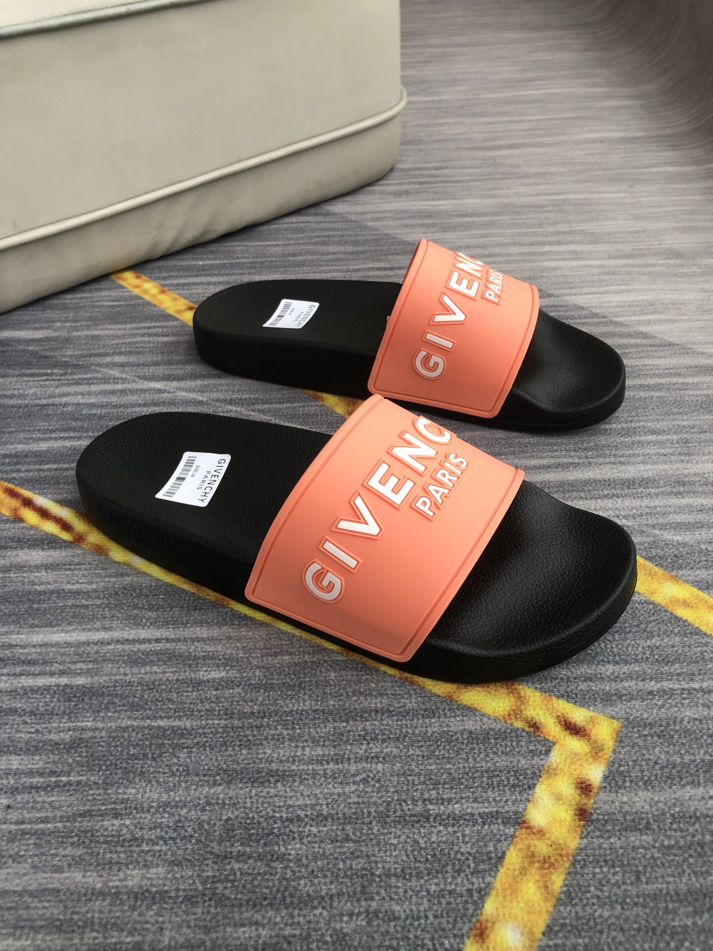 H0  情侣💑男女同款精致品质   纪梵希 Givenchy 男士休闲拖鞋 🎈鞋面进口胶片 品牌字母浮雕设计，时尚帅气，尊贵奢华，旅游居家不二之选🚗 👍情侣码35-45