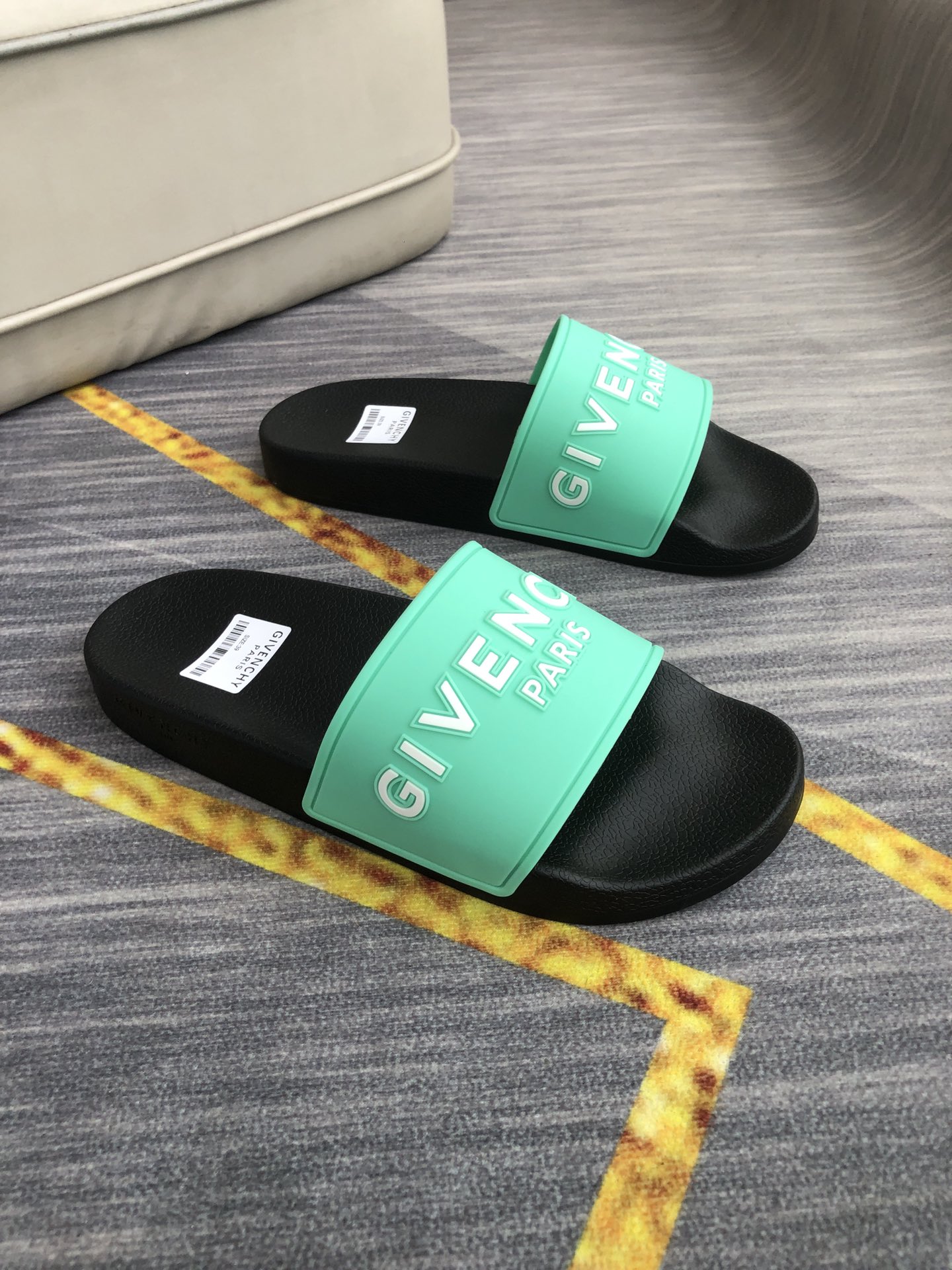 H0  情侣💑男女同款精致品质   纪梵希 Givenchy 男士休闲拖鞋 🎈鞋面进口胶片 品牌字母浮雕设计，时尚帅气，尊贵奢华，旅游居家不二之选🚗 👍情侣码35-45