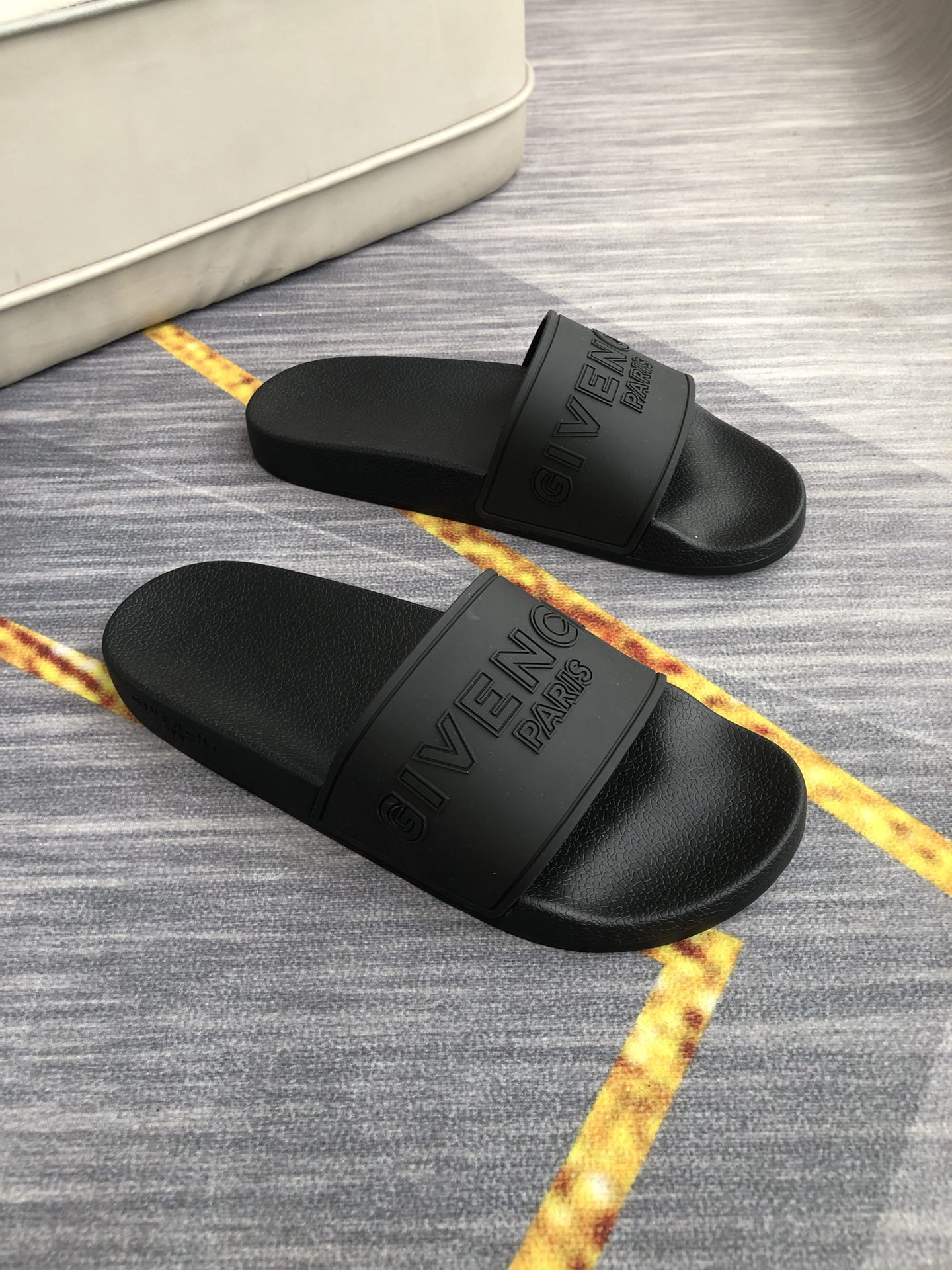 H0  情侣💑男女同款精致品质   纪梵希 Givenchy 男士休闲拖鞋 🎈鞋面进口胶片 品牌字母浮雕设计，时尚帅气，尊贵奢华，旅游居家不二之选🚗 👍情侣码35-45