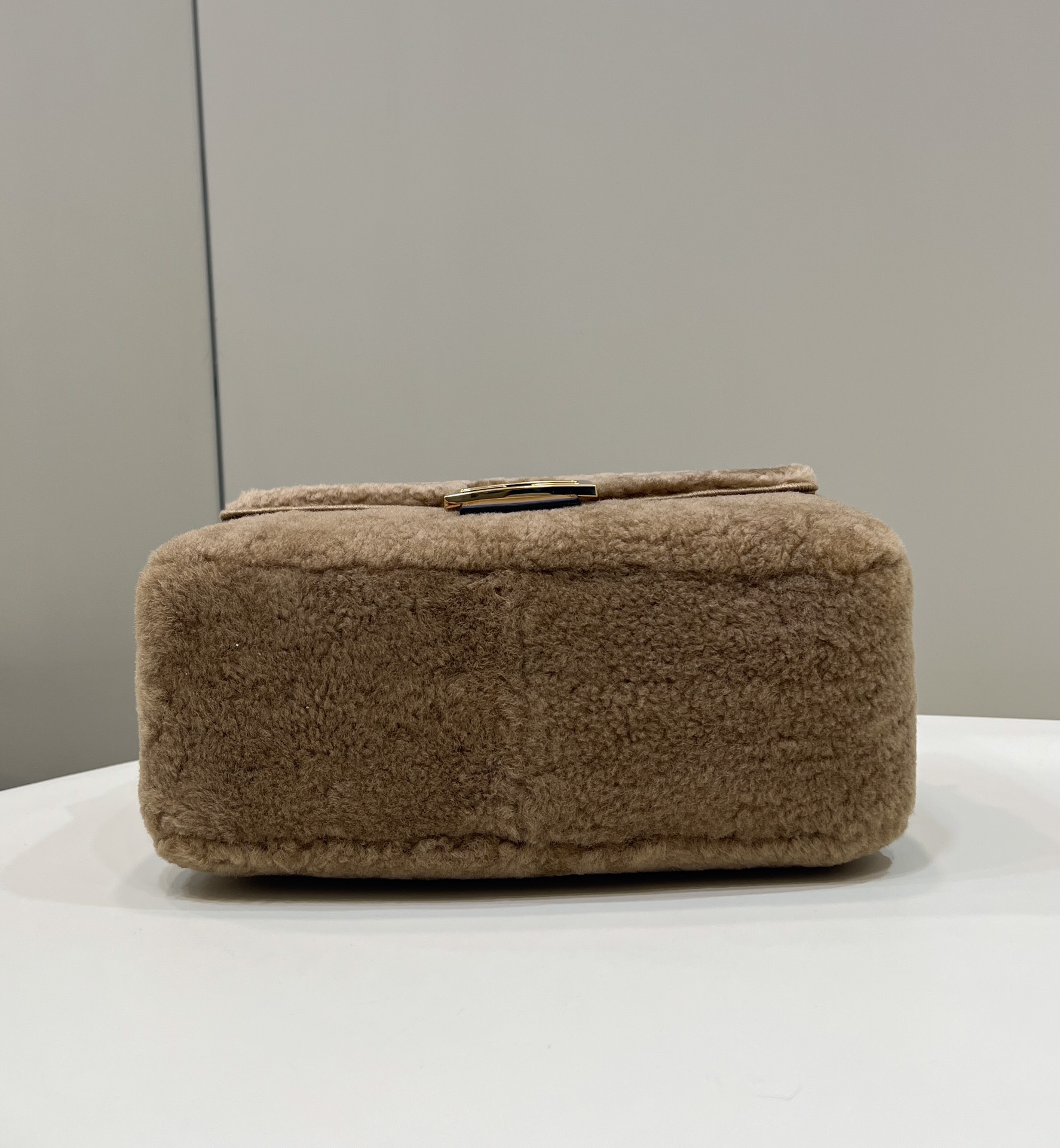 End of the year special offer 718 Fendi handmade lamb wool baguette is here~~ The double-sided flip design is the biggest highlight of this bag.