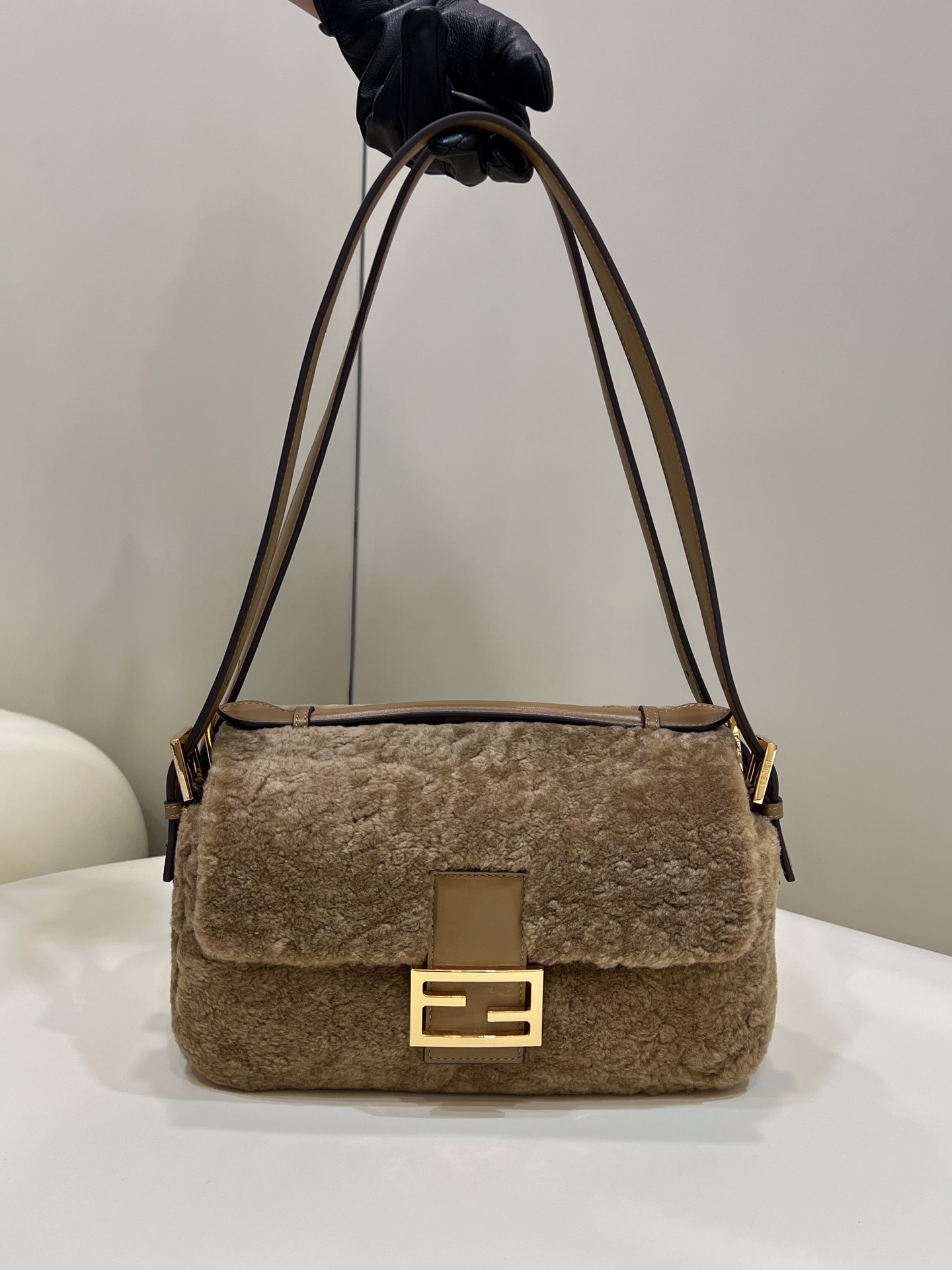 End of the year special offer 718 Fendi handmade lamb wool baguette is here~~ The double-sided flip design is the biggest highlight of this bag.