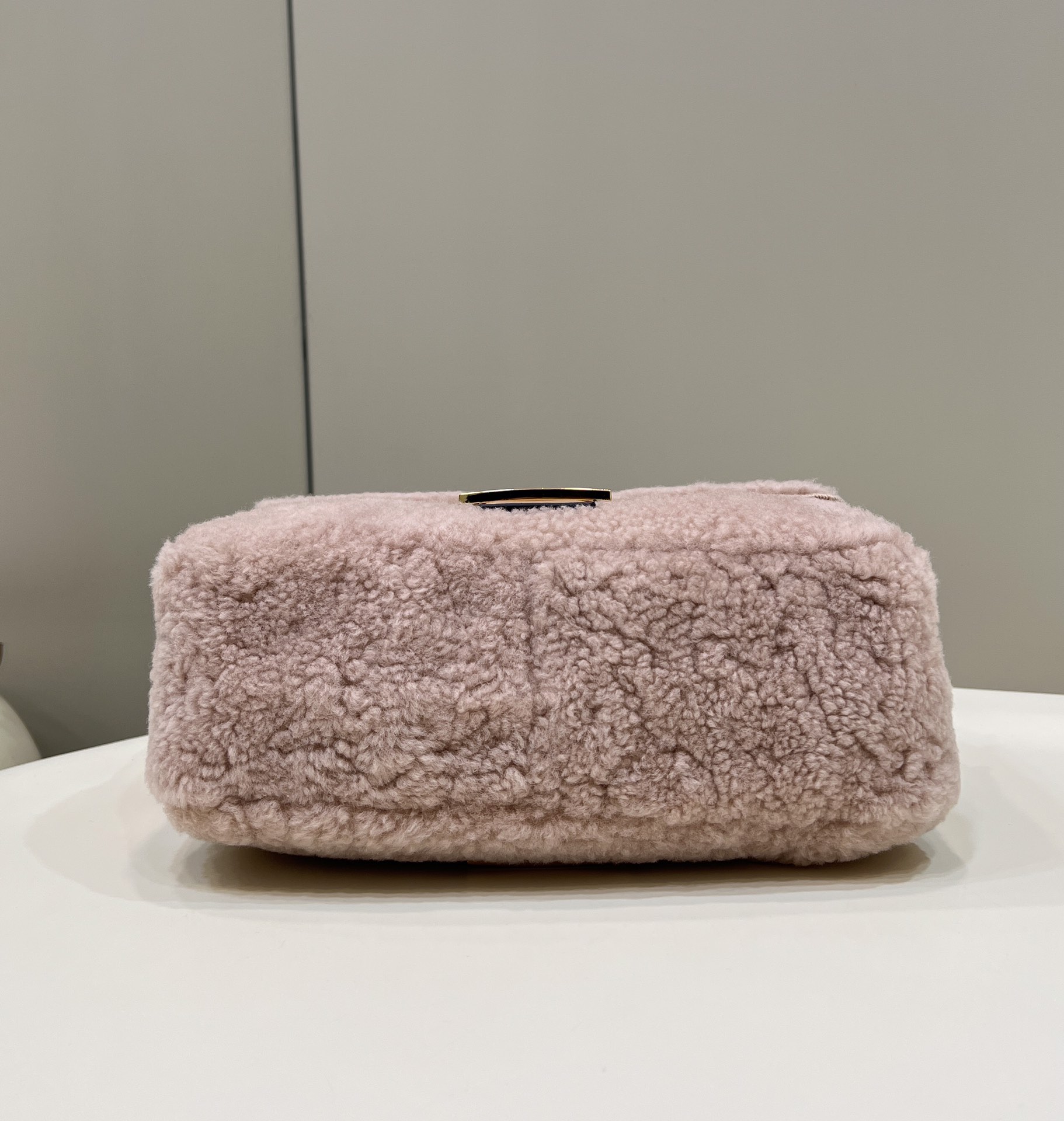 End of the year special offer 718 Fendi handmade lamb wool baguette is here~~ The double-sided flip design is the biggest highlight of this bag.