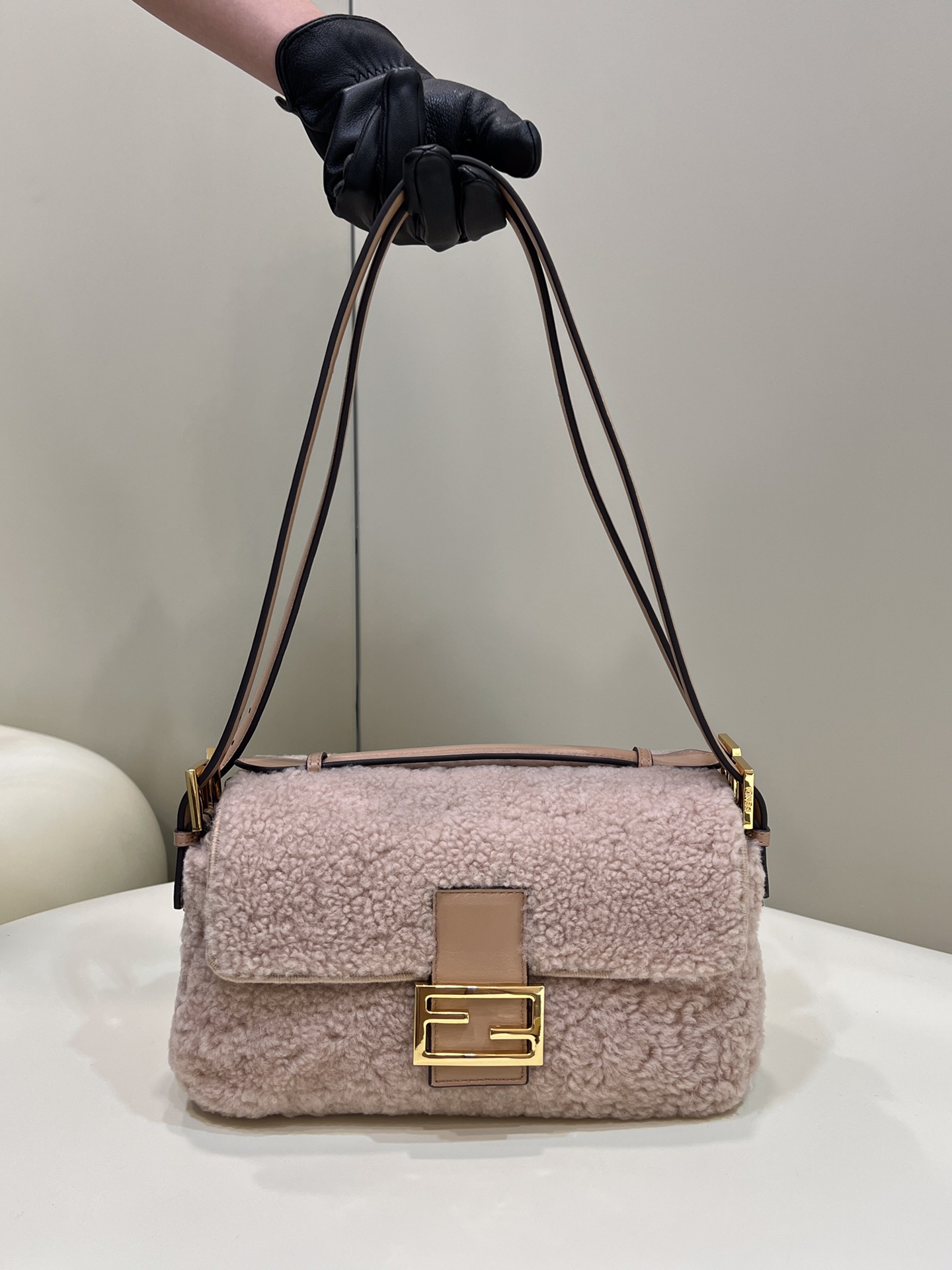 End of the year special offer 718 Fendi handmade lamb wool baguette is here~~ The double-sided flip design is the biggest highlight of this bag.