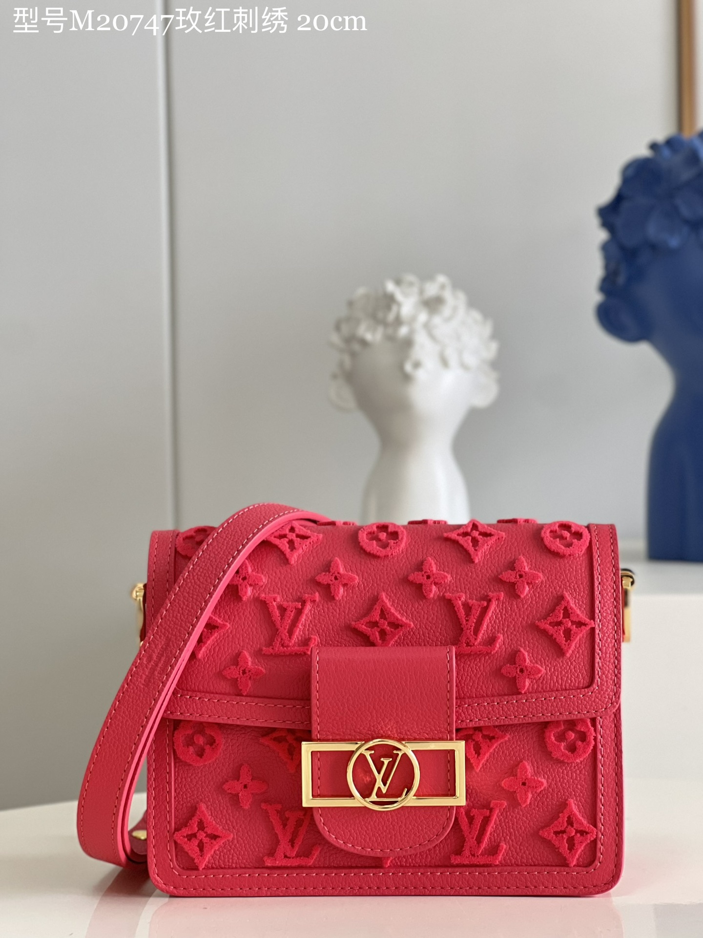 NO:398889,[Exclusive real photo M20747 rose red embroidery] This Dauphin mini handbag is from the LV Rose Fluo capsule series, which is modern and bright for cowhide, and is cleverly balanced with the smooth texture of Monogram pattern tufting. The leather tufting technology highlights Louis Vuitton's exquisite technology. Detailed features 20 x 15 x 9 cm (length x height x width) J.,LV [original leather],louis vuitton,louis vuitton,cowhide19860909【独家实拍M20747玫红刺绣】本款 Dauphine 迷你手袋出自 LV Rose Fluo 胶囊系列,为牛皮革渲染摩登亮彩,与 Monogram 图案簇绒的柔滑质感巧妙平衡.皮革簇绒工艺彰显路易威登的精湛技术.详细特征20 x 15 x 9 厘米 (长度 x 高 x 宽) J.,LV【原厂皮】,louis vuitton,louis vuitton,cowhide,Bag