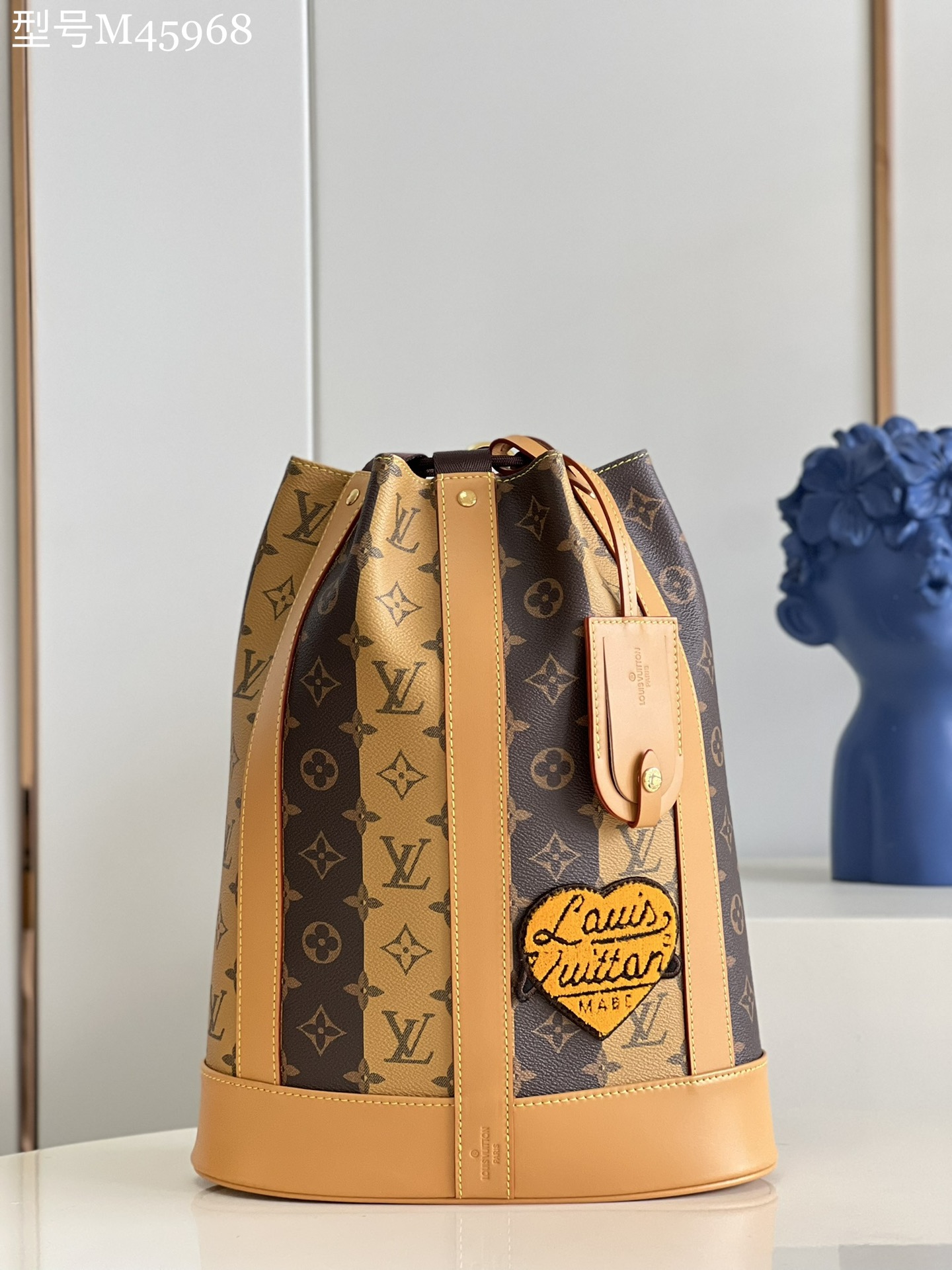 NO:398892,【Exclusive real shot M45968】Virgil Abloh teamed up with Japanese streetwear designer Nigo to create a Randonée postman bag to greet the Sac Marin handbag launched by Louis Vuitton in 1927. Monogram Stripes Brown canvas deconstructs classic Monogram elements, presenting LV letters and Monogram flowers in double levels. Detailed features 20 x 26.5 x 12 cm (length x height x width) Z.780,LV [original leather],louis vuitton,louis vuitton19860909【独家实拍M45968】Virgil Abloh 与日本街头服饰设计师 Nigo 携手打造 Randonée 邮差包,致意路易威登于 1927 年推出的 Sac Marin 手袋.Monogram Stripes Brown 帆布解构经典 Monogram 元素,以双重层次呈现 LV 字母和 Monogram 花卉.详细特征20 x 26.5 x 12 厘米 (长度 x 高 x 宽) Z.780,LV【原厂皮】,louis vuitton,louis vuitton,Bag
