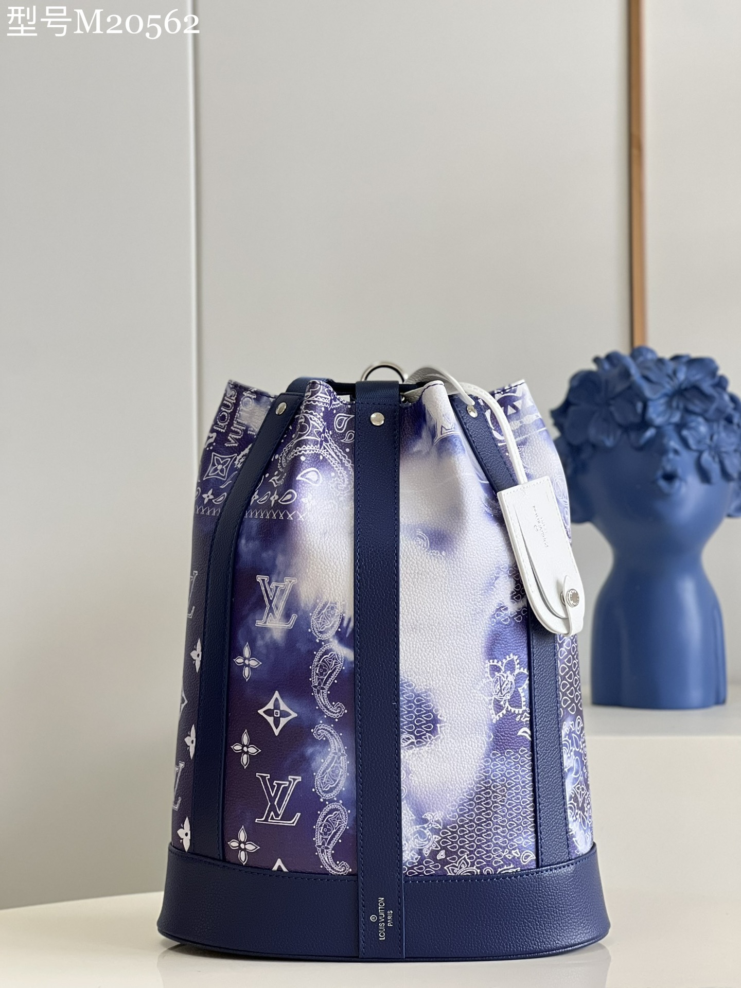 NO:398926,【Exclusive real photo M20562】Randonnée postman bag was born in the 1892 Louis Vuitton Sac à Linge laundry bag. This time it is a soft leather rendered bleached scarf print, and the personality reinterprets the classic Monogram pattern. The drawstring design is convenient for various ways of carrying, crossbody, shoulder or shoulder. Detailed features 20 x 27 x 12 cm (length x height x width) Z.850,LV [original leather],louis vuitton,louis vuitton19860909【独家实拍M20562】Randonnée 邮差包脱胎于 1892 年的路易威登 Sac à Linge 洗衣袋,此次为柔软皮革渲染漂白丝巾印花,个性重绎经典 Monogram 图案.抽绳设计方便多种背携方式,斜挎、肩背或双肩背皆宜.详细特征20 x 27 x 12 厘米 (长度 x 高 x 宽) Z.850,LV【原厂皮】,louis vuitton,louis vuitton,Bag