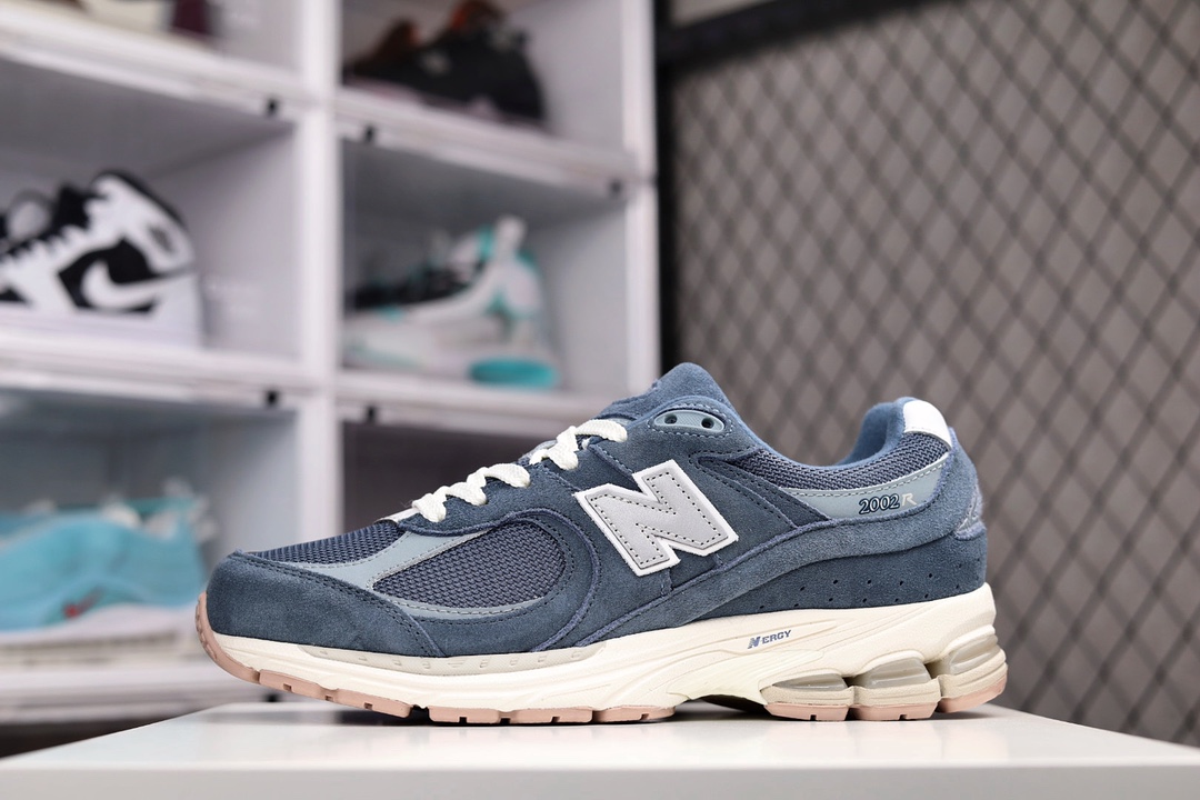 G5 升级版男女鞋真标半码制升级原楦原纸版开发采用猪巴皮革拼接透气网眼织物鞋面T-Beam大底提供足步弓支撑，保持步态稳定后跟搭载外露缓震胶今年最火鞋型之一“不规则剪裁解构” 2002R质感粗犷又细腻NB新百伦New Balance 2002R”Protection Pack”系列复古老爹风休闲运动慢跑鞋“海军蓝淡蓝白”XDD