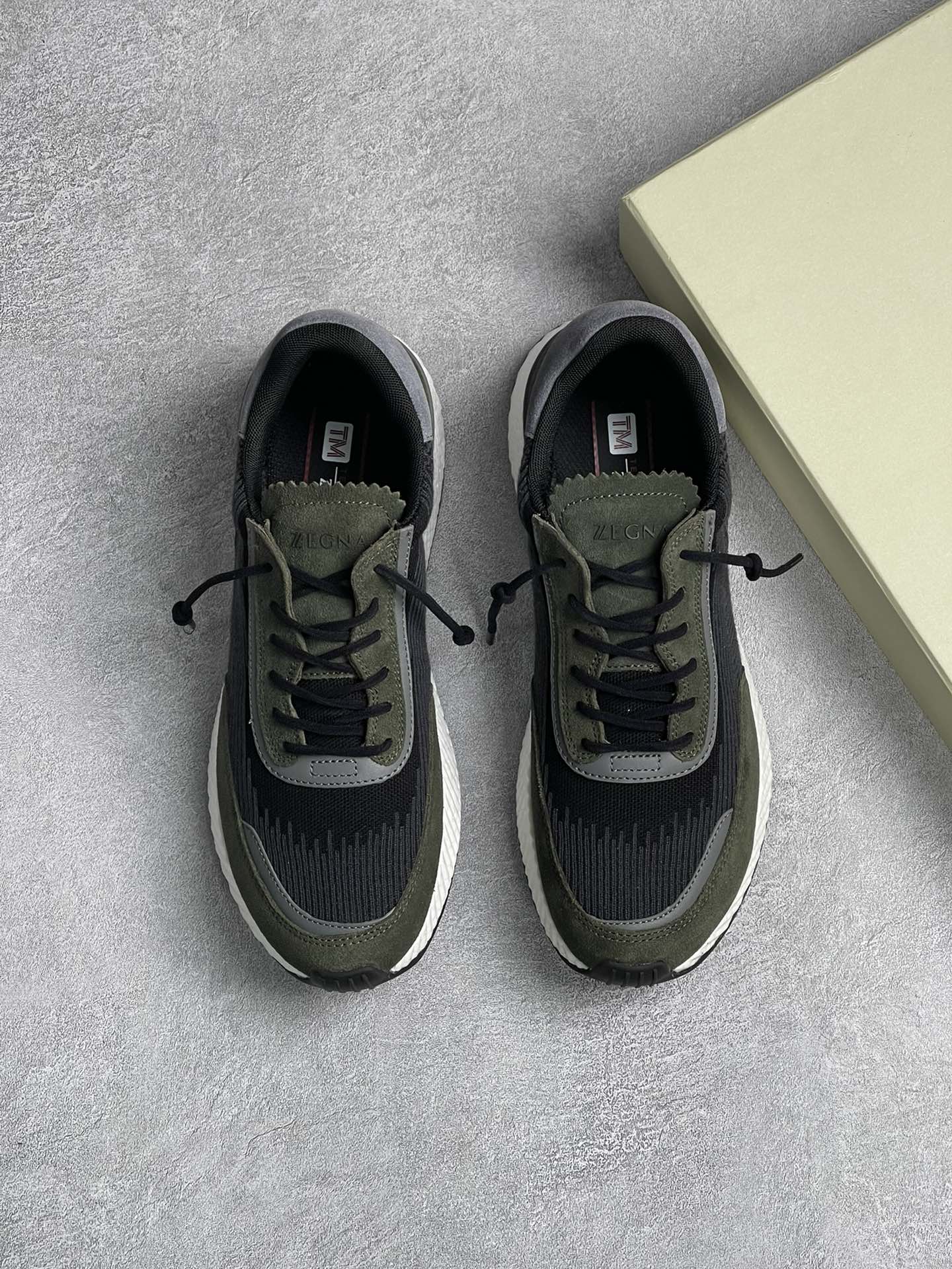 NO:272595,The original version of the zenia is updated in the Italian middle word 