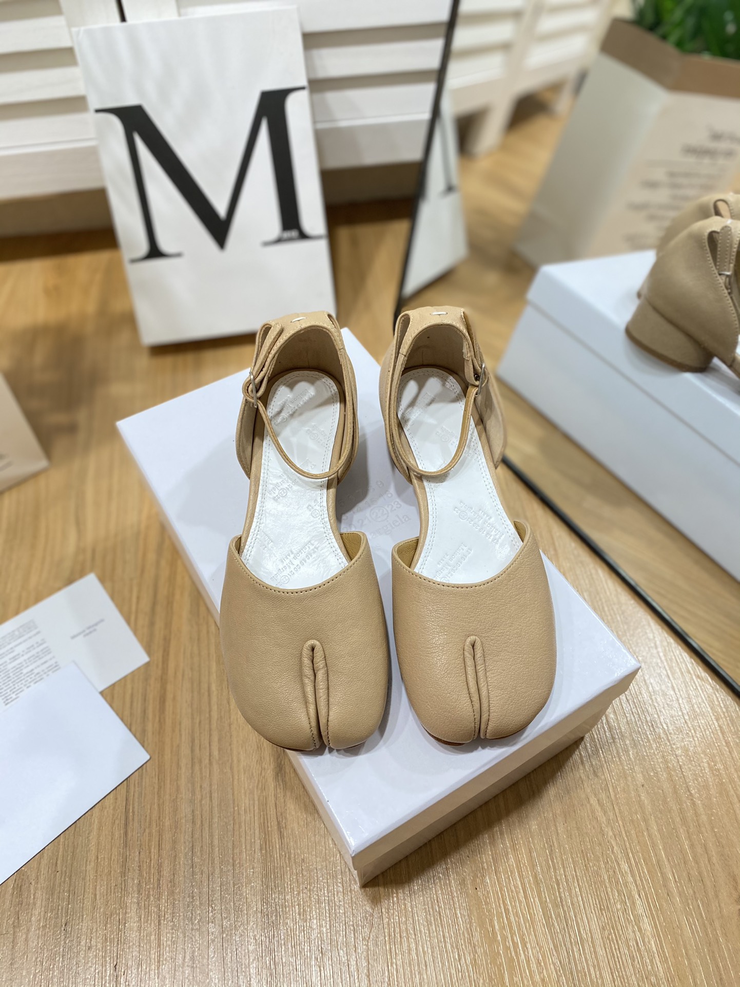 NO:167740,MaisonMargiela｜MM6 MaisonMargiela retro split-toe hollow sandals Pig trotter split-toe shoes with the word 