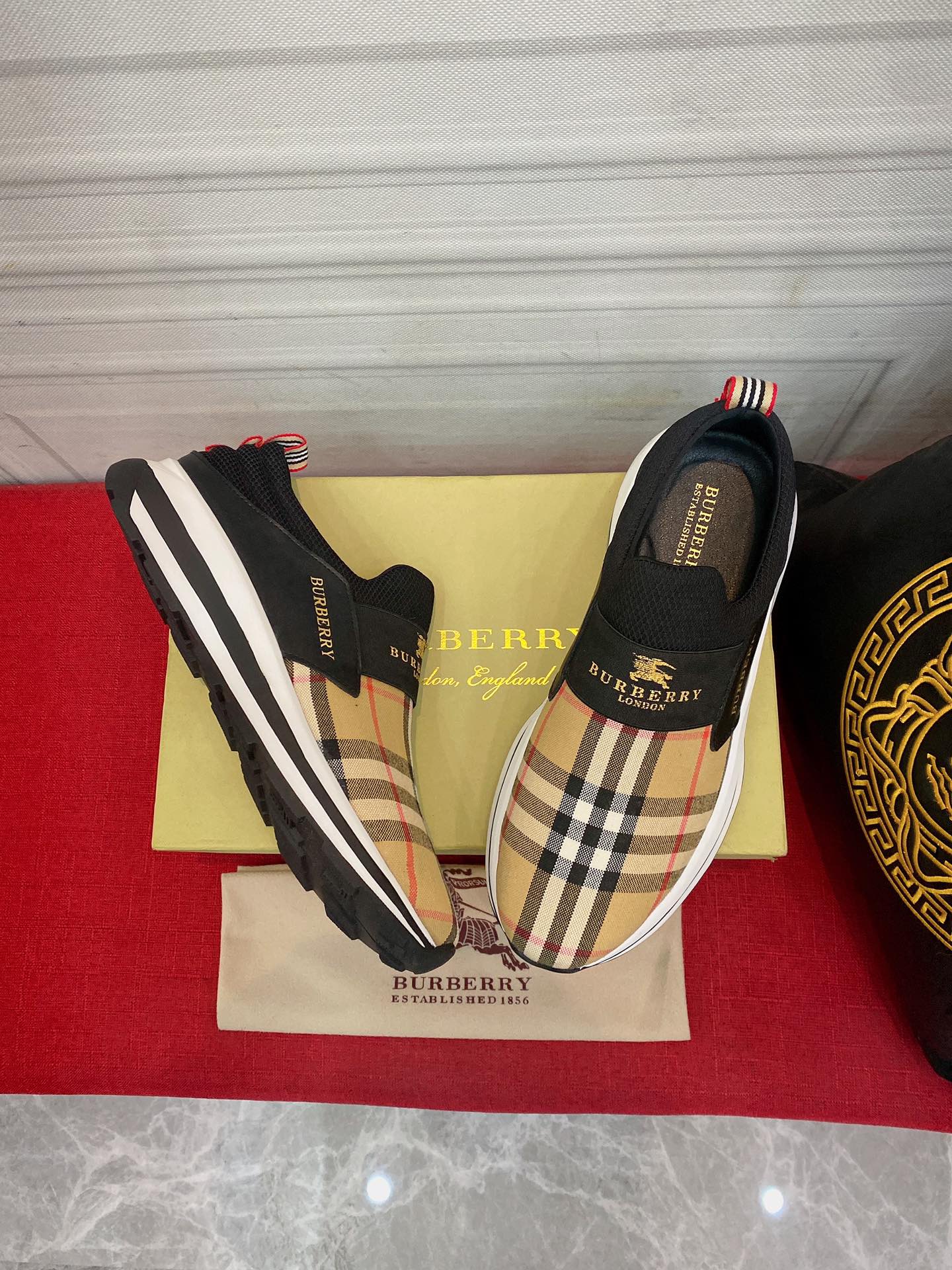 I5 巴宝莉 Burberry  最 2022精心打造，引爆全场不断创新的国际品牌 此款男士运动休闲鞋，原版版本，专柜一比一皮面材质，皮垫脚橡胶防滑大底，透气舒适以质量说话勇颜色：两色可选