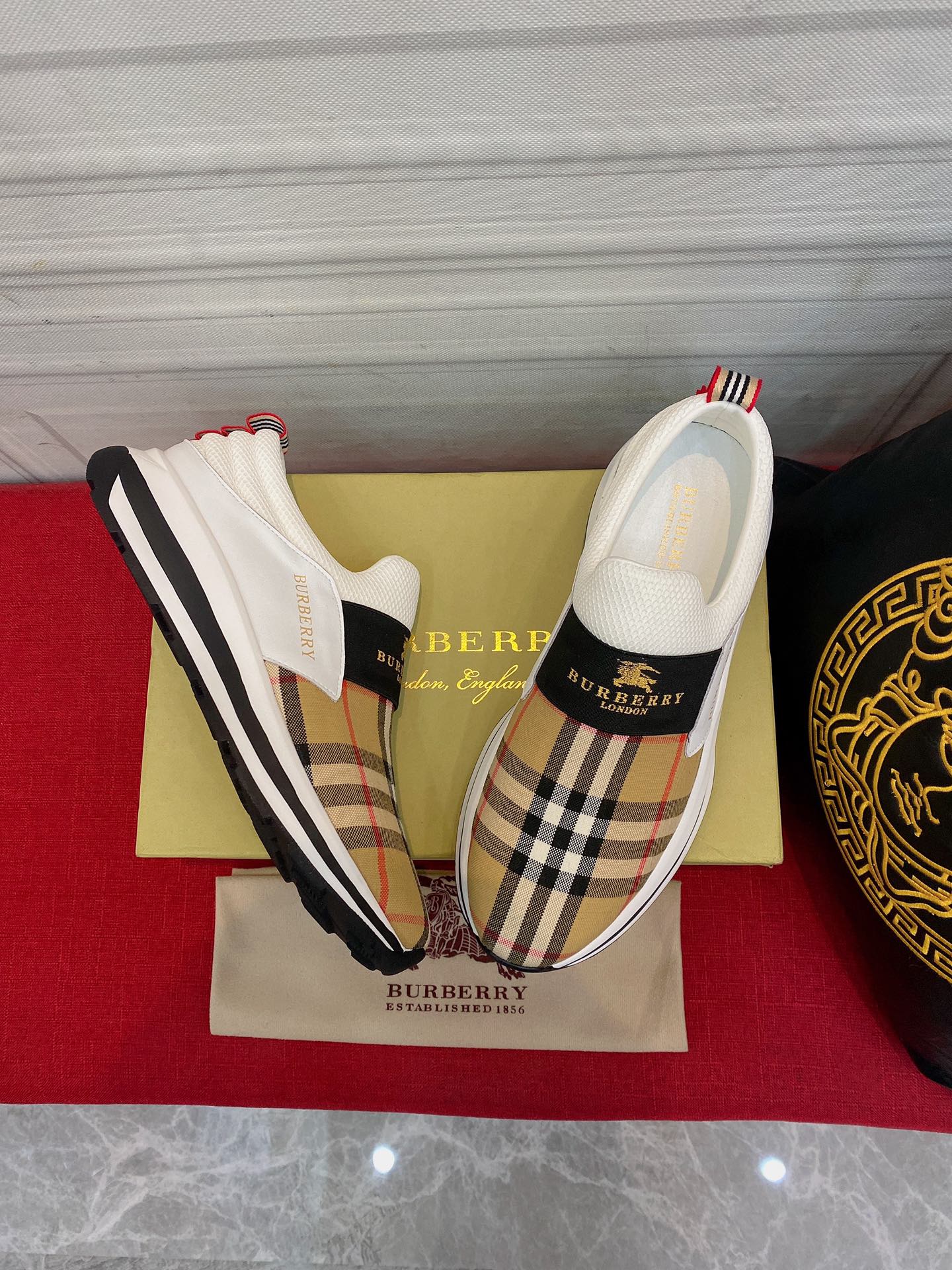 I5 巴宝莉 Burberry  最 2022精心打造，引爆全场不断创新的国际品牌 此款男士运动休闲鞋，原版版本，专柜一比一皮面材质，皮垫脚橡胶防滑大底，透气舒适以质量说话勇颜色：两色可选