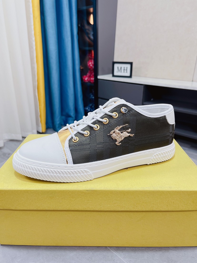 I0   Burberry 巴宝莉 奢侈品牌，最新時尚男鞋🔜鞋面選用进口上等原版品质材料➕大底原版 Burberry 巴宝莉 花纹修饰材料制作与牛皮拼接，凸显品牌形象真皮羊内里，上脚轻巧舒适，个性时尚橡膠耐磨大底，