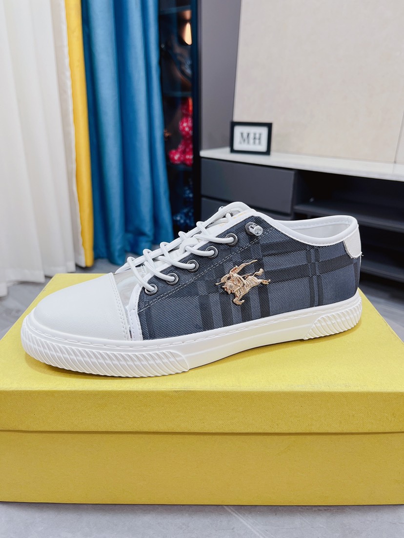 I0   Burberry 巴宝莉 奢侈品牌，最新時尚男鞋🔜鞋面選用进口上等原版品质材料➕大底原版 Burberry 巴宝莉 花纹修饰材料制作与牛皮拼接，凸显品牌形象真皮羊内里，上脚轻巧舒适，个性时尚橡膠耐磨大底，