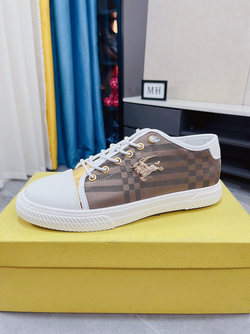 I0   Burberry 巴宝莉 奢侈品牌，最新時尚男鞋🔜鞋面選用进口上等原版品质材料➕大底原版 Burberry 巴宝莉 花纹修饰材料制作与牛皮拼接，凸显品牌形象真皮羊内里，上脚轻巧舒适，个性时尚橡膠耐磨大底，