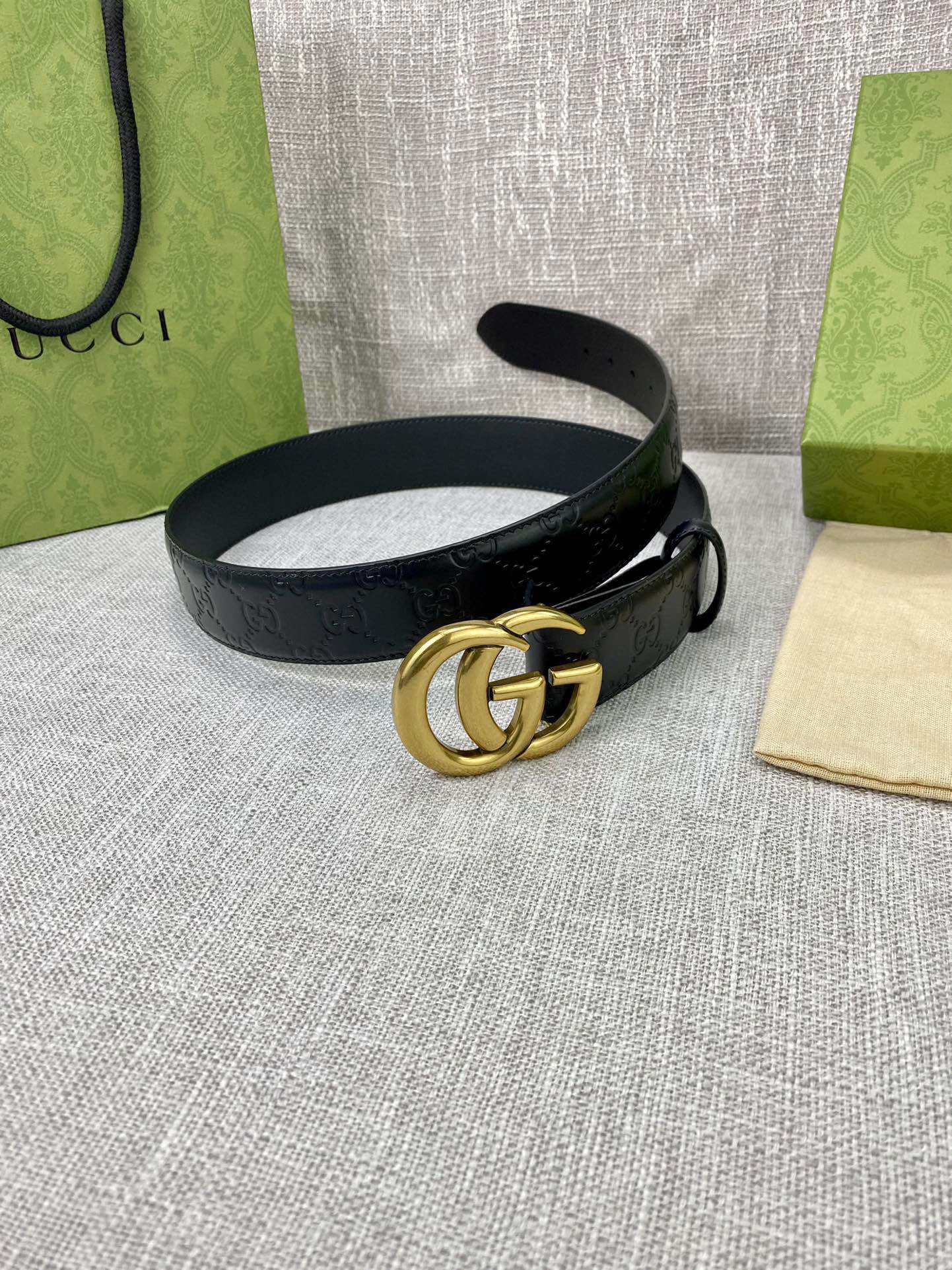  宽度4.0cm 搭配原版皮带扣 、腰带以采用热压印技术的Gucci Signature皮革精制而成，触