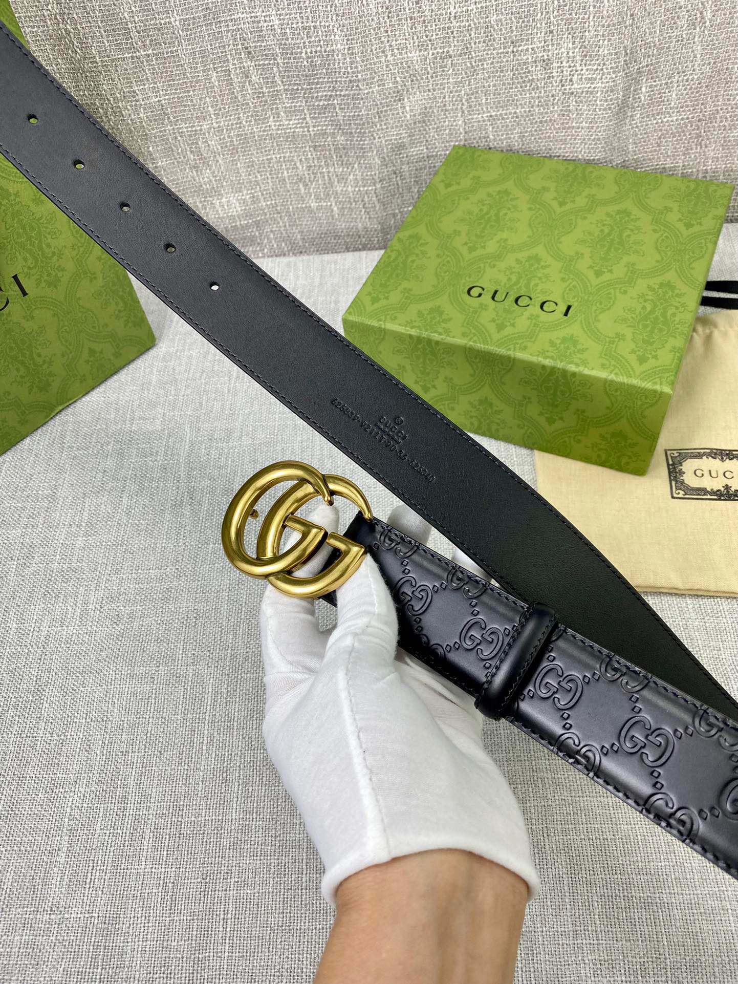  宽度4.0cm 搭配原版皮带扣 、腰带以采用热压印技术的Gucci Signature皮革精制而成，触
