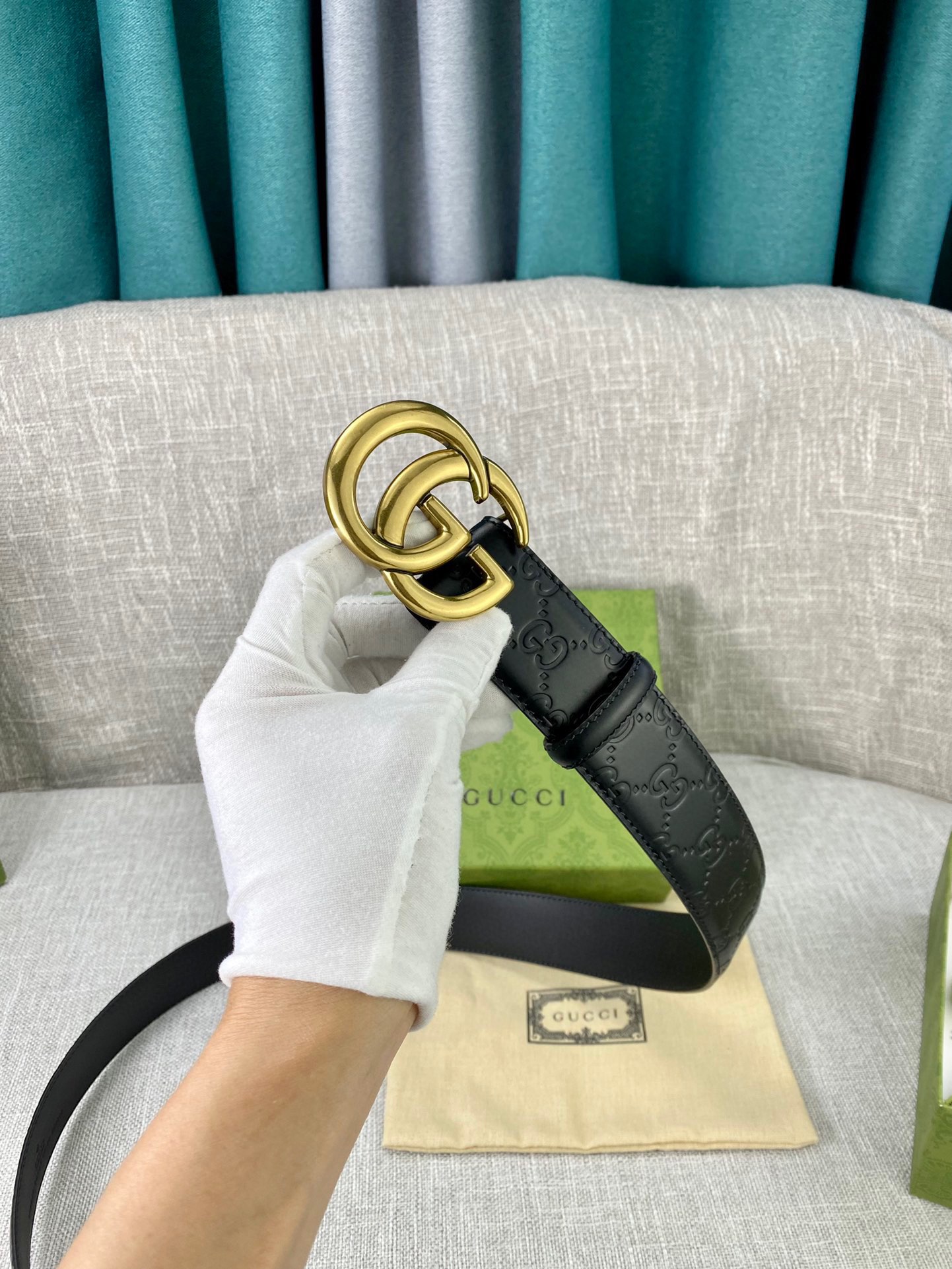 宽度4.0cm 搭配原版皮带扣 、腰带以采用热压印技术的Gucci Signature皮革精制而成，触