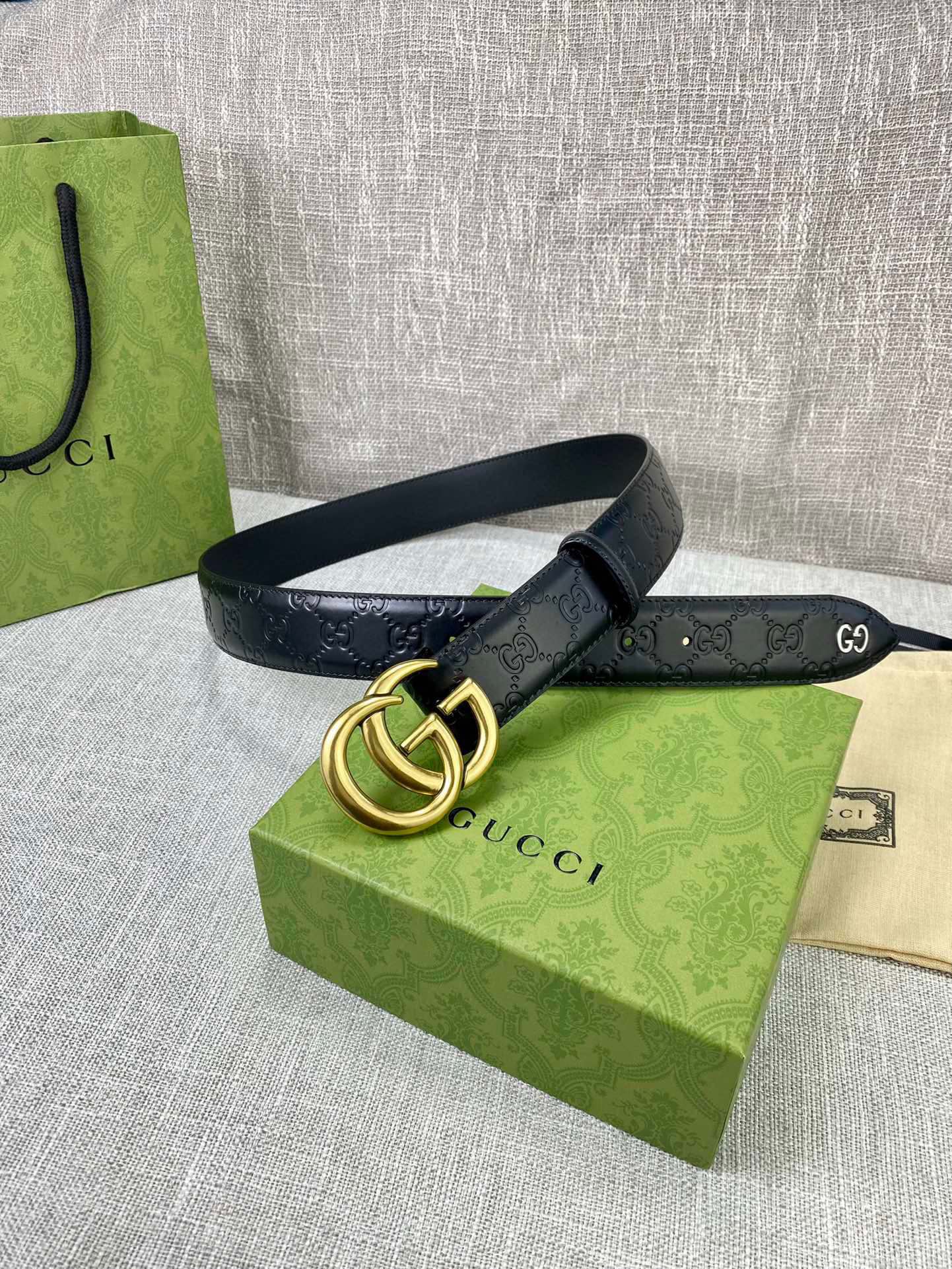 宽度4.0cm 搭配原版皮带扣 、腰带以采用热压印技术的Gucci Signature皮革精制而成，触
