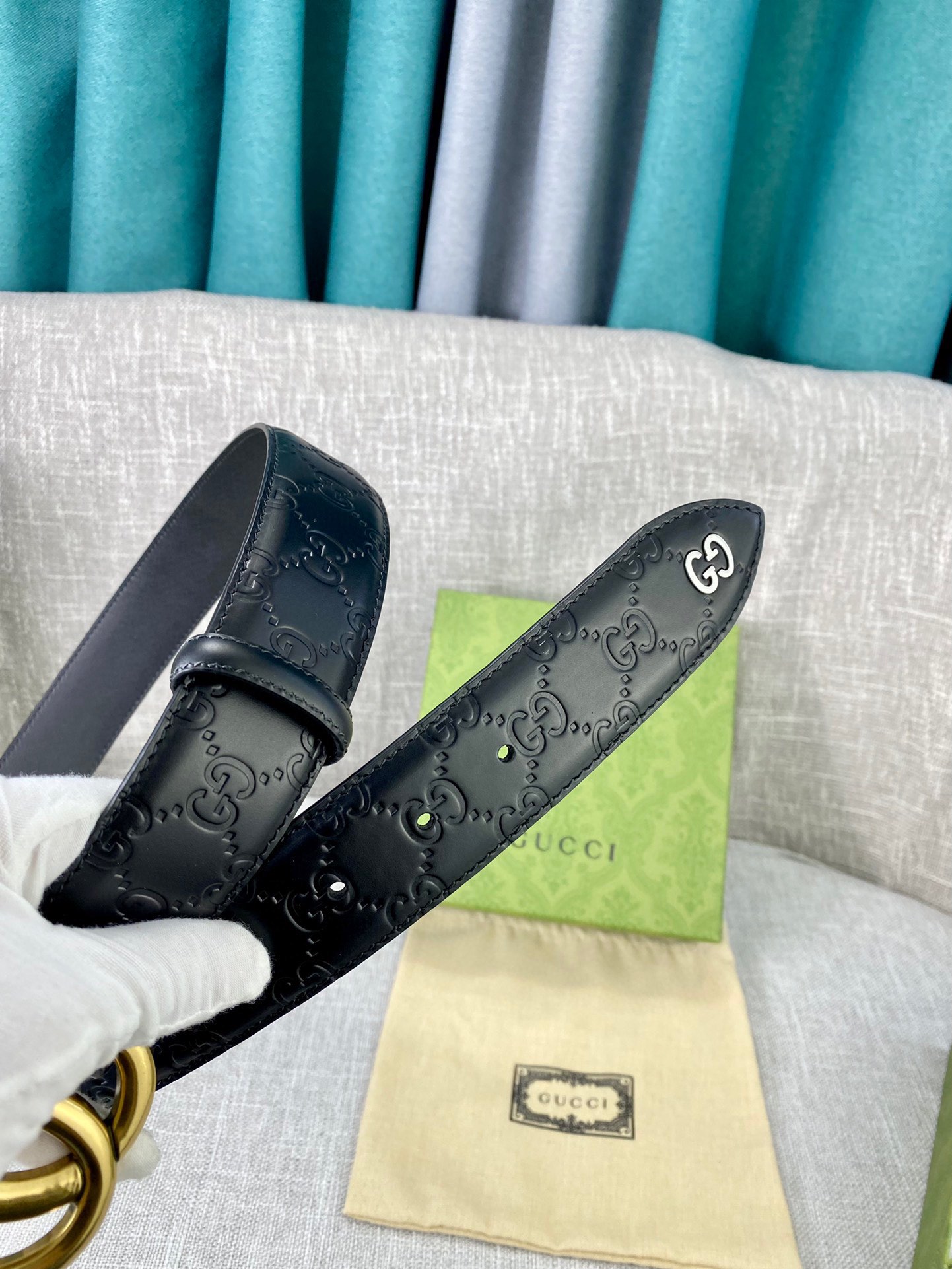  宽度4.0cm 搭配原版皮带扣 、腰带以采用热压印技术的Gucci Signature皮革精制而成，触