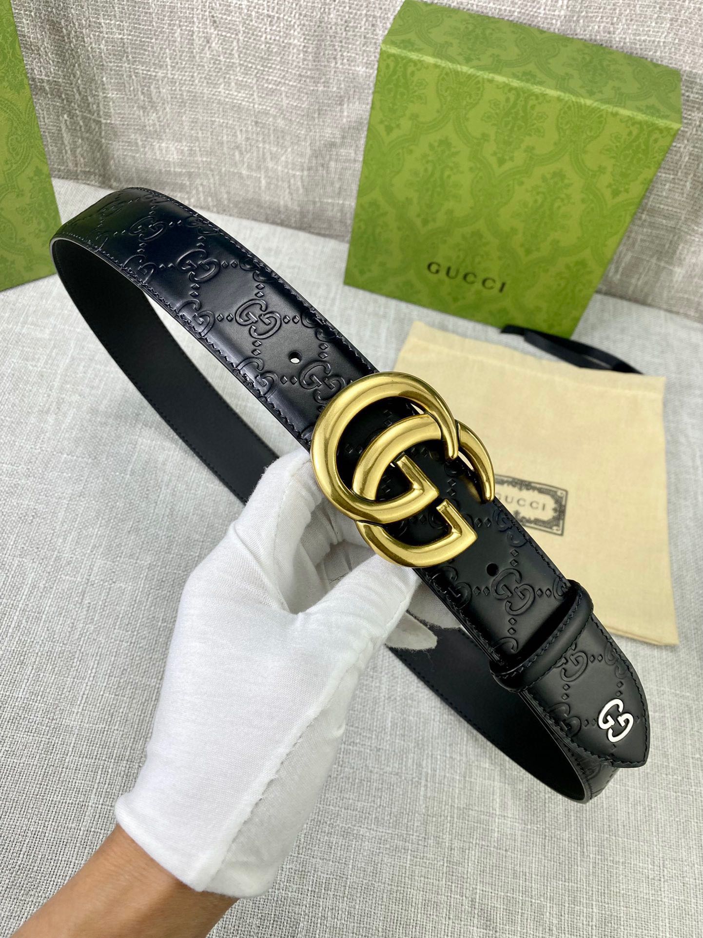  宽度4.0cm 搭配原版皮带扣 、腰带以采用热压印技术的Gucci Signature皮革精制而成，触