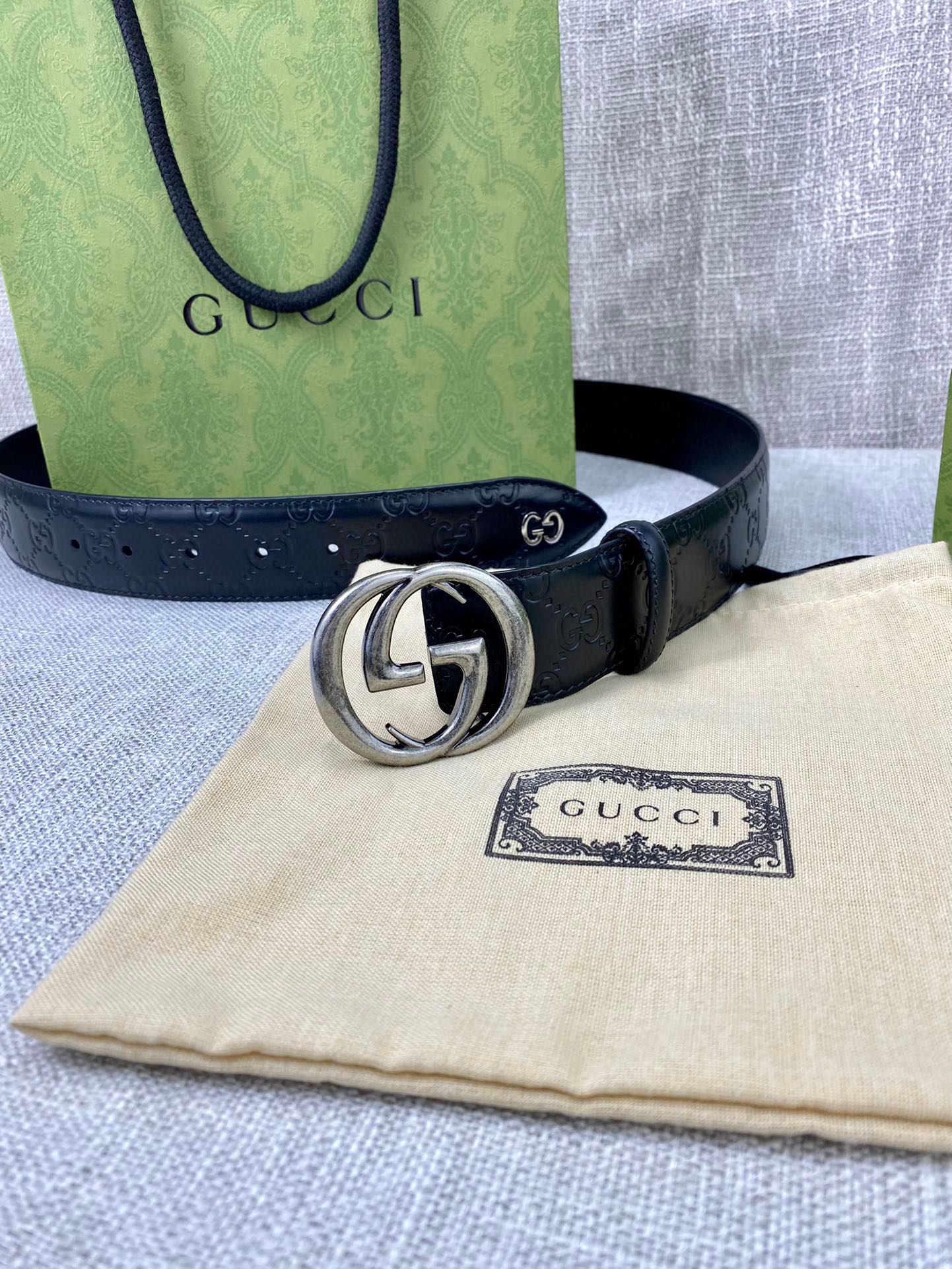  宽度4.0cm 搭配原版皮带扣 、腰带以采用热压印技术的Gucci Signature皮革精制而成，触