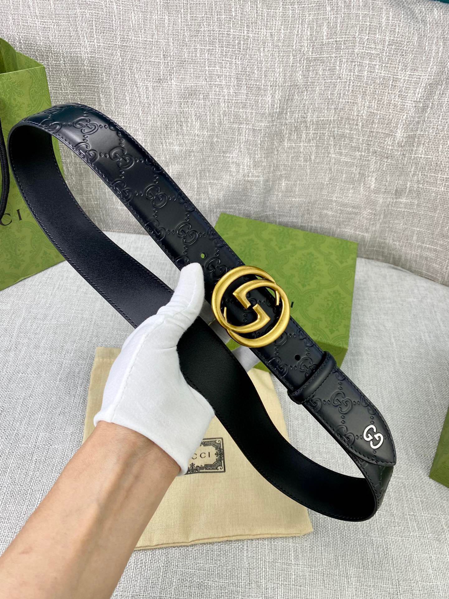  宽度4.0cm 搭配原版皮带扣 、腰带以采用热压印技术的Gucci Signature皮革精制而成，触