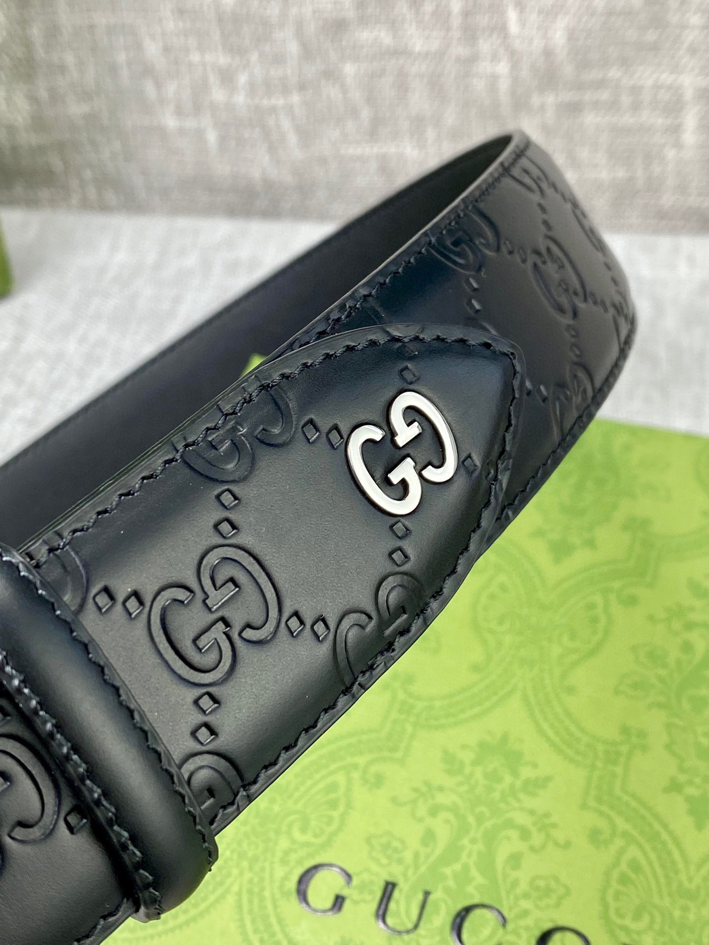  宽度4.0cm 搭配原版皮带扣 、腰带以采用热压印技术的Gucci Signature皮革精制而成，触