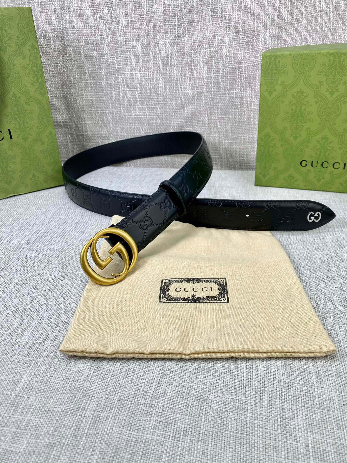  宽度4.0cm 搭配原版皮带扣 、腰带以采用热压印技术的Gucci Signature皮革精制而成，触