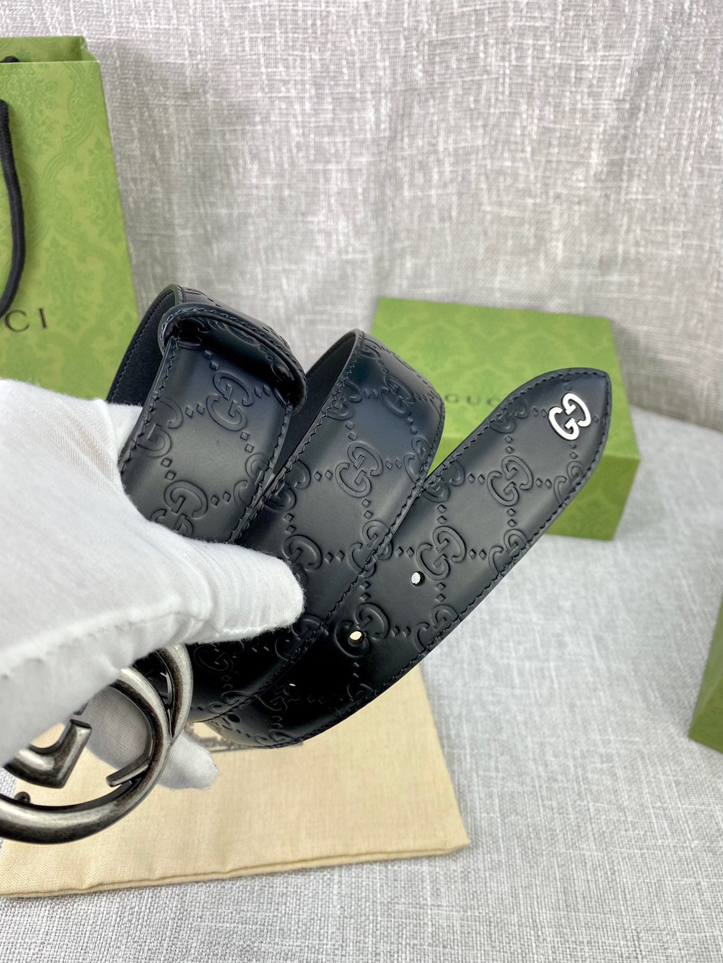  宽度4.0cm 搭配原版皮带扣 、腰带以采用热压印技术的Gucci Signature皮革精制而成，触