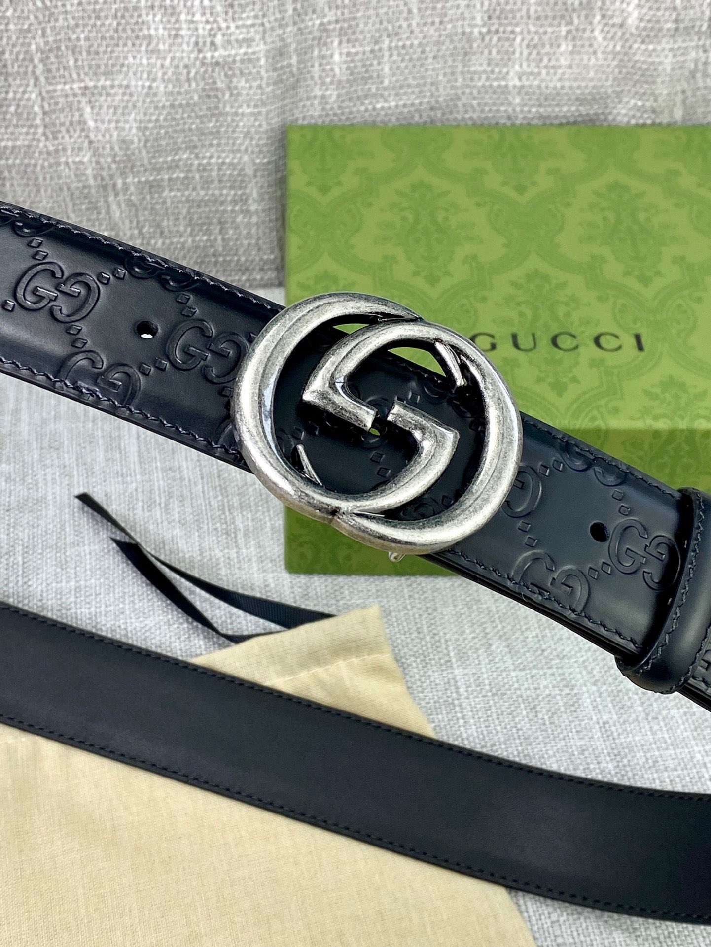  宽度4.0cm 搭配原版皮带扣 、腰带以采用热压印技术的Gucci Signature皮革精制而成，触