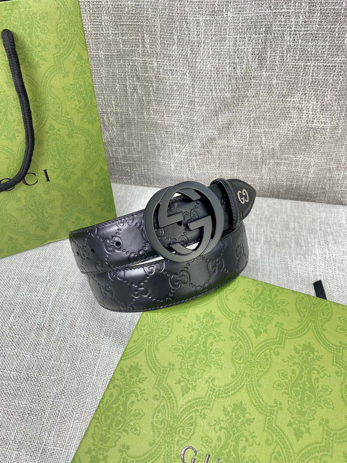  宽度4.0cm 搭配原版皮带扣 、腰带以采用热压印技术的Gucci Signature皮革精制而成，触
