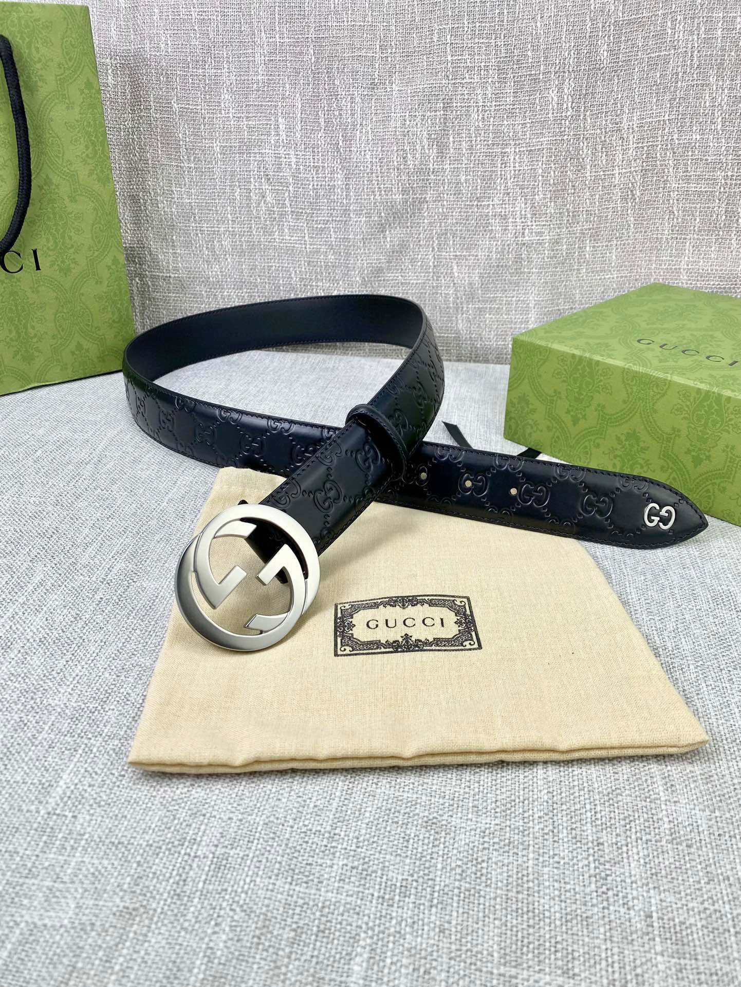  宽度4.0cm 搭配原版皮带扣 、腰带以采用热压印技术的Gucci Signature皮革精制而成，触