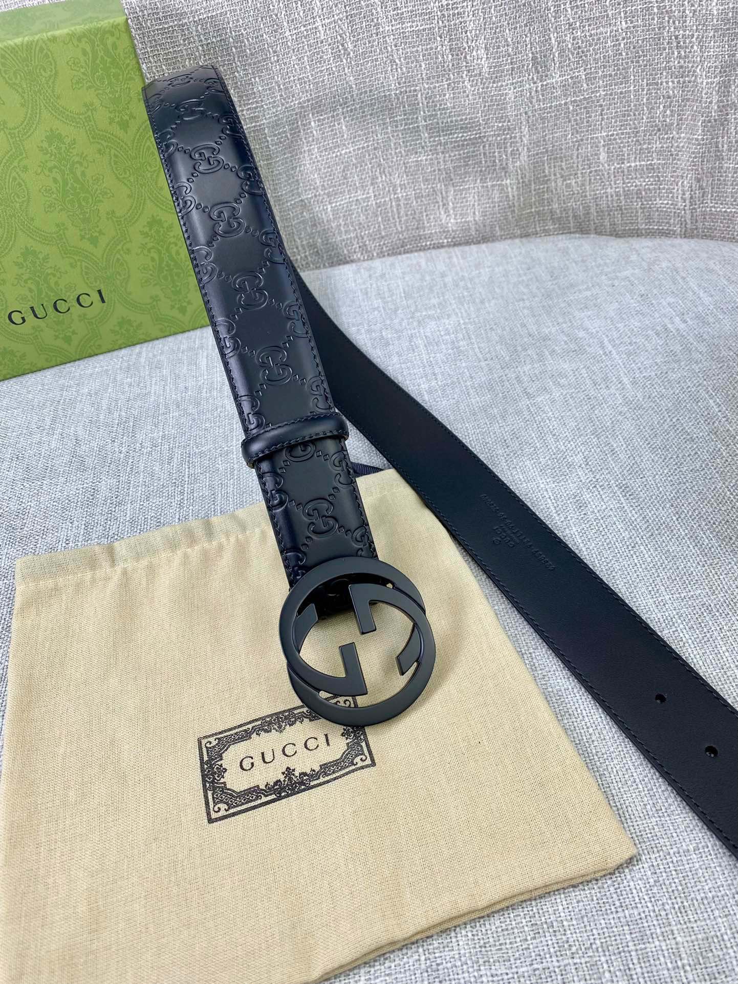 宽度4.0cm 搭配原版皮带扣 、腰带以采用热压印技术的Gucci Signature皮革精制而成，触