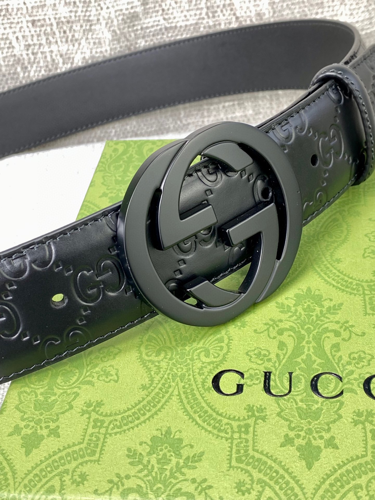  宽度4.0cm 搭配原版皮带扣 、腰带以采用热压印技术的Gucci Signature皮革精制而成，触