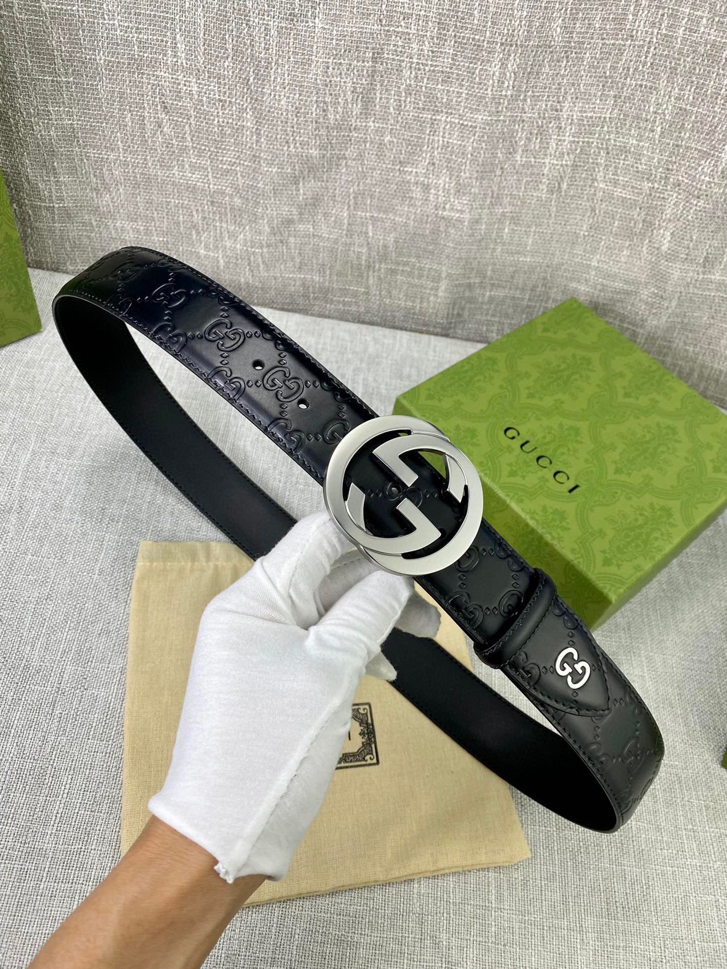 宽度4.0cm 搭配原版皮带扣 、腰带以采用热压印技术的Gucci Signature皮革精制而成，触