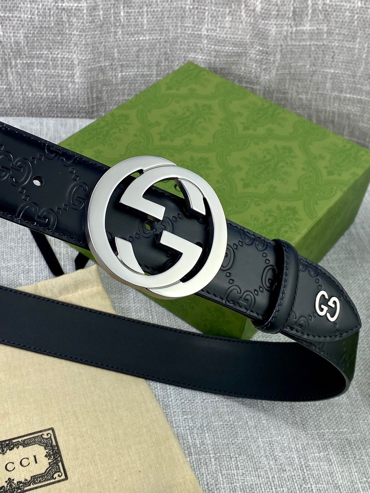  宽度4.0cm 搭配原版皮带扣 、腰带以采用热压印技术的Gucci Signature皮革精制而成，触