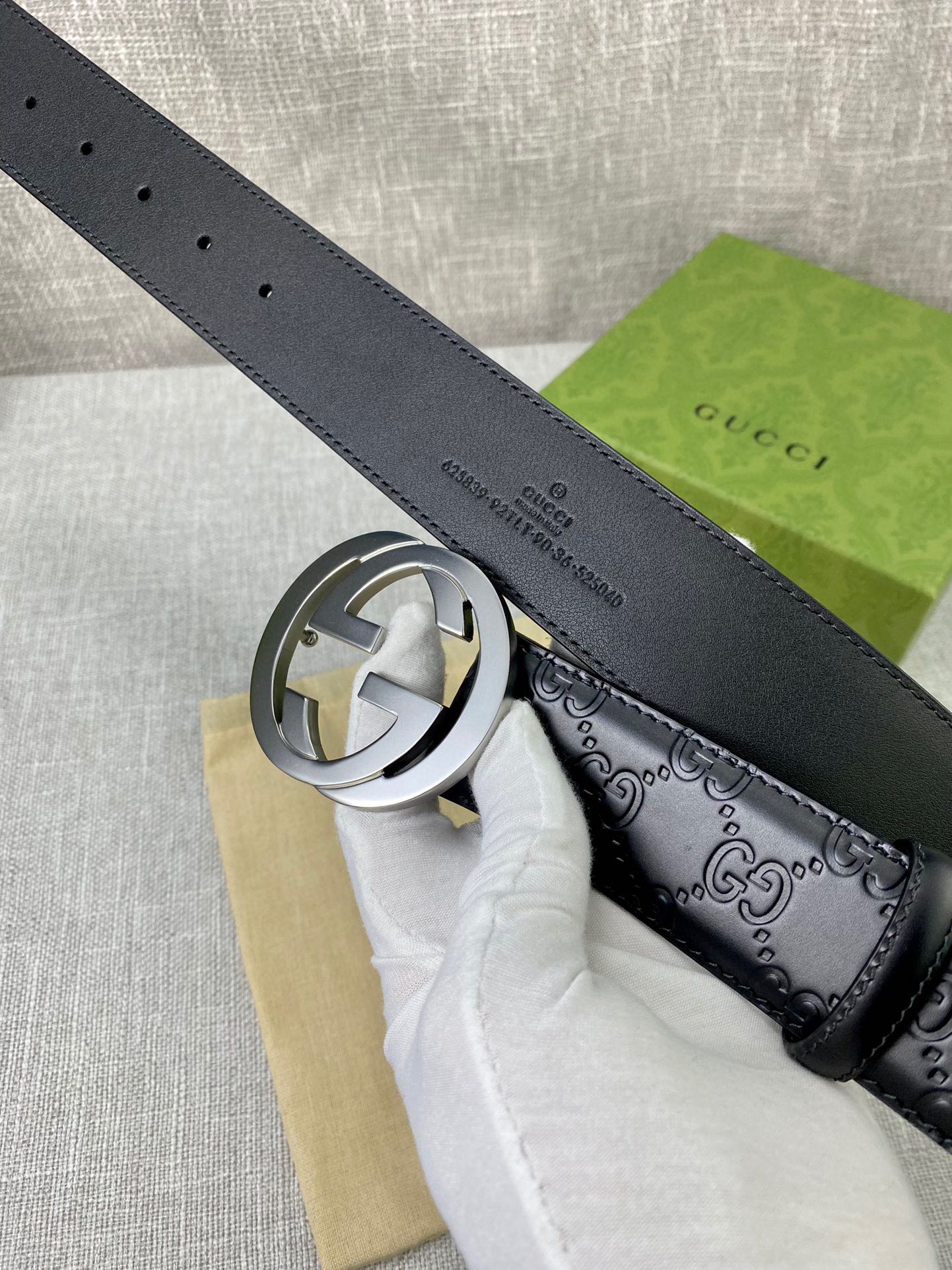  宽度4.0cm 搭配原版皮带扣 、腰带以采用热压印技术的Gucci Signature皮革精制而成，触
