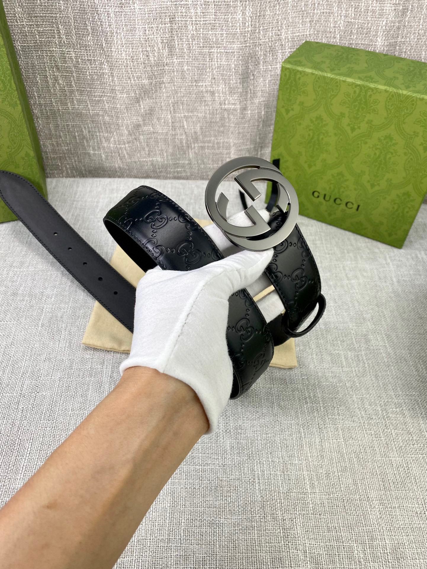  宽度4.0cm 搭配原版皮带扣 、腰带以采用热压印技术的Gucci Signature皮革精制而成，触