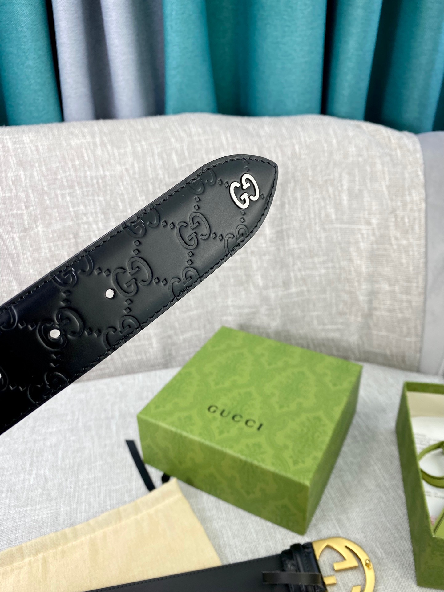  宽度4.0cm 搭配原版皮带扣 、腰带以采用热压印技术的Gucci Signature皮革精制而成，触