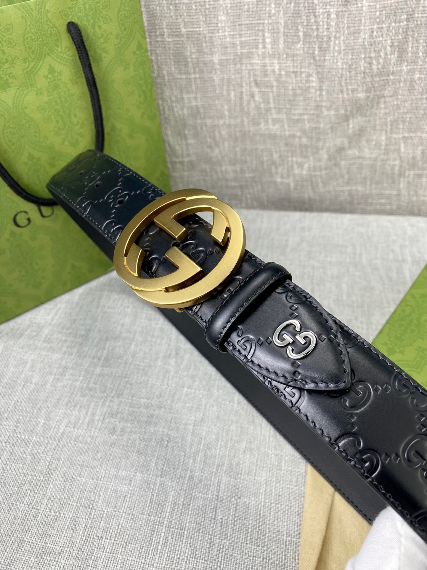  宽度4.0cm 搭配原版皮带扣 、腰带以采用热压印技术的Gucci Signature皮革精制而成，触