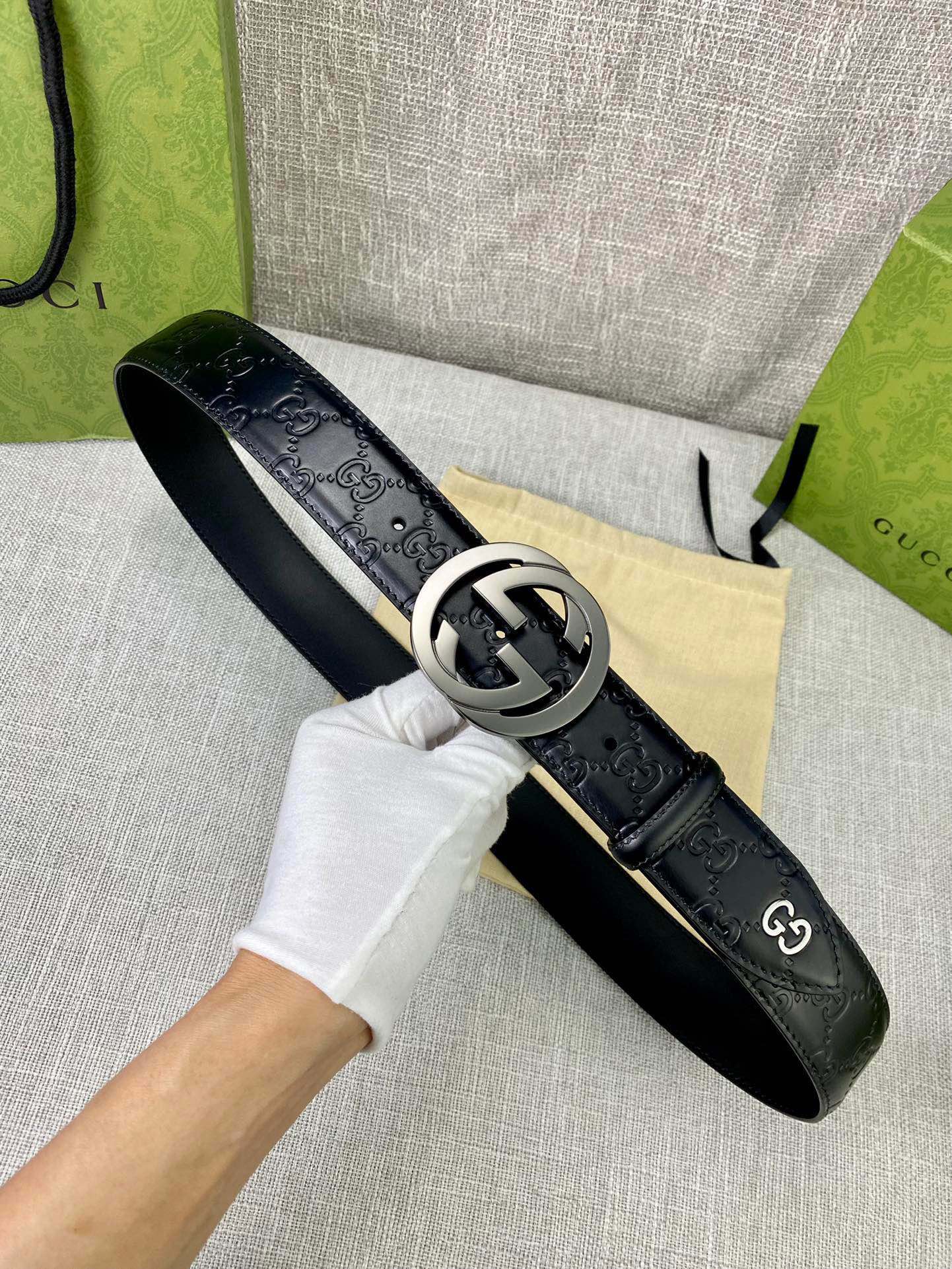  宽度4.0cm 搭配原版皮带扣 、腰带以采用热压印技术的Gucci Signature皮革精制而成，触
